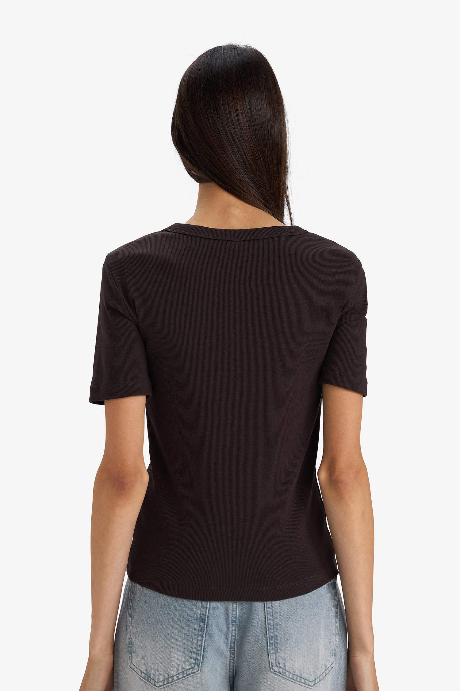 تيشيرت نص كم قصة عادية برقبة مستديرة