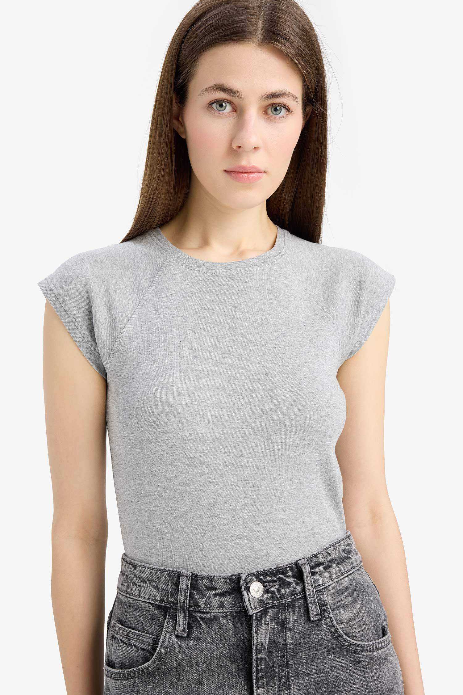 تيشيرت نص ردن سادة مضلع سليم فيت بياخة مستديرة