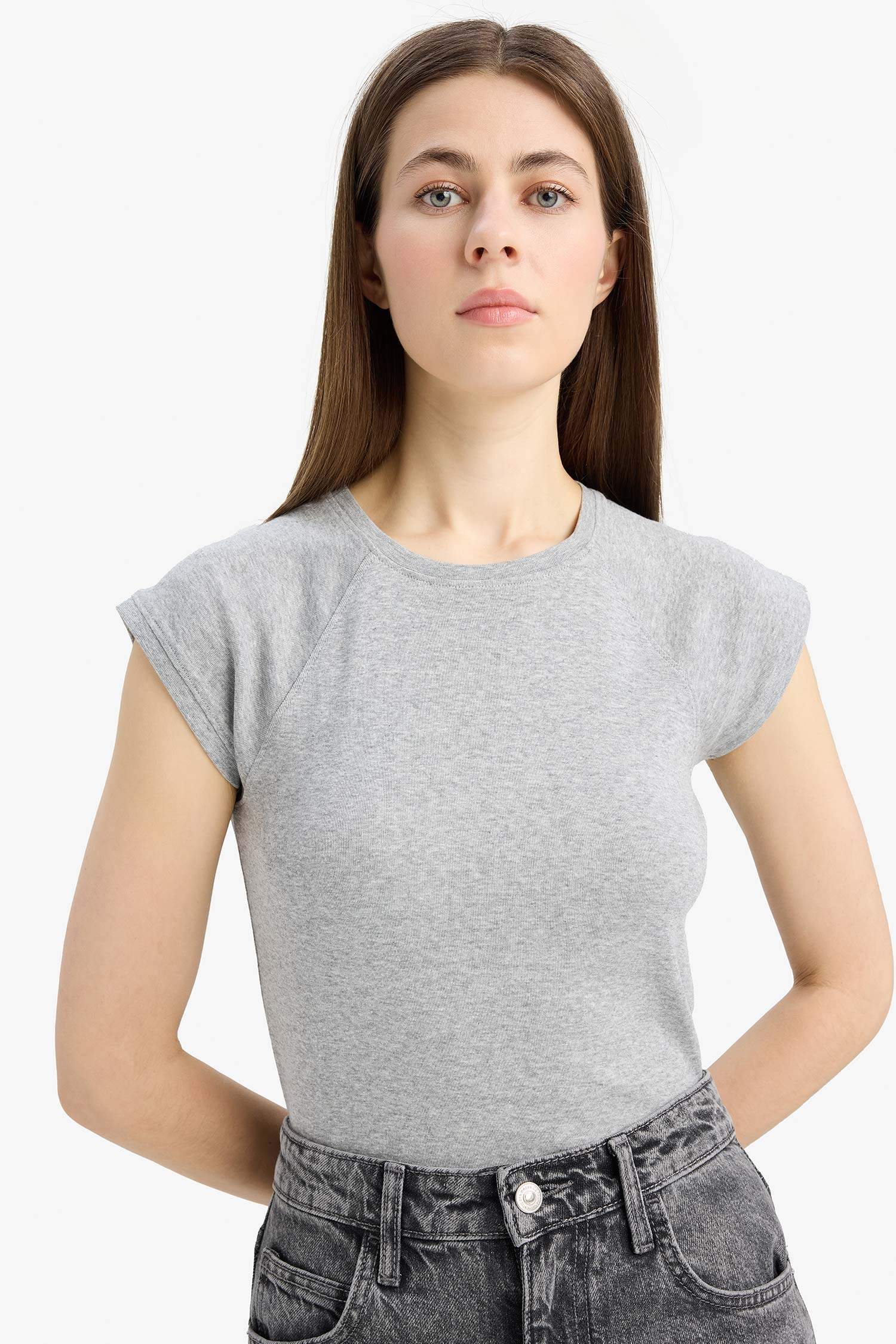 تيشيرت نص ردن سادة مضلع سليم فيت بياخة مستديرة