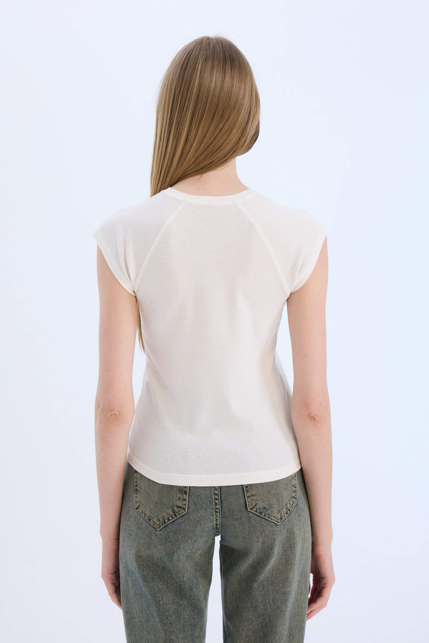 تيشيرت نص ردن سادة مضلع سليم فيت بياخة مستديرة