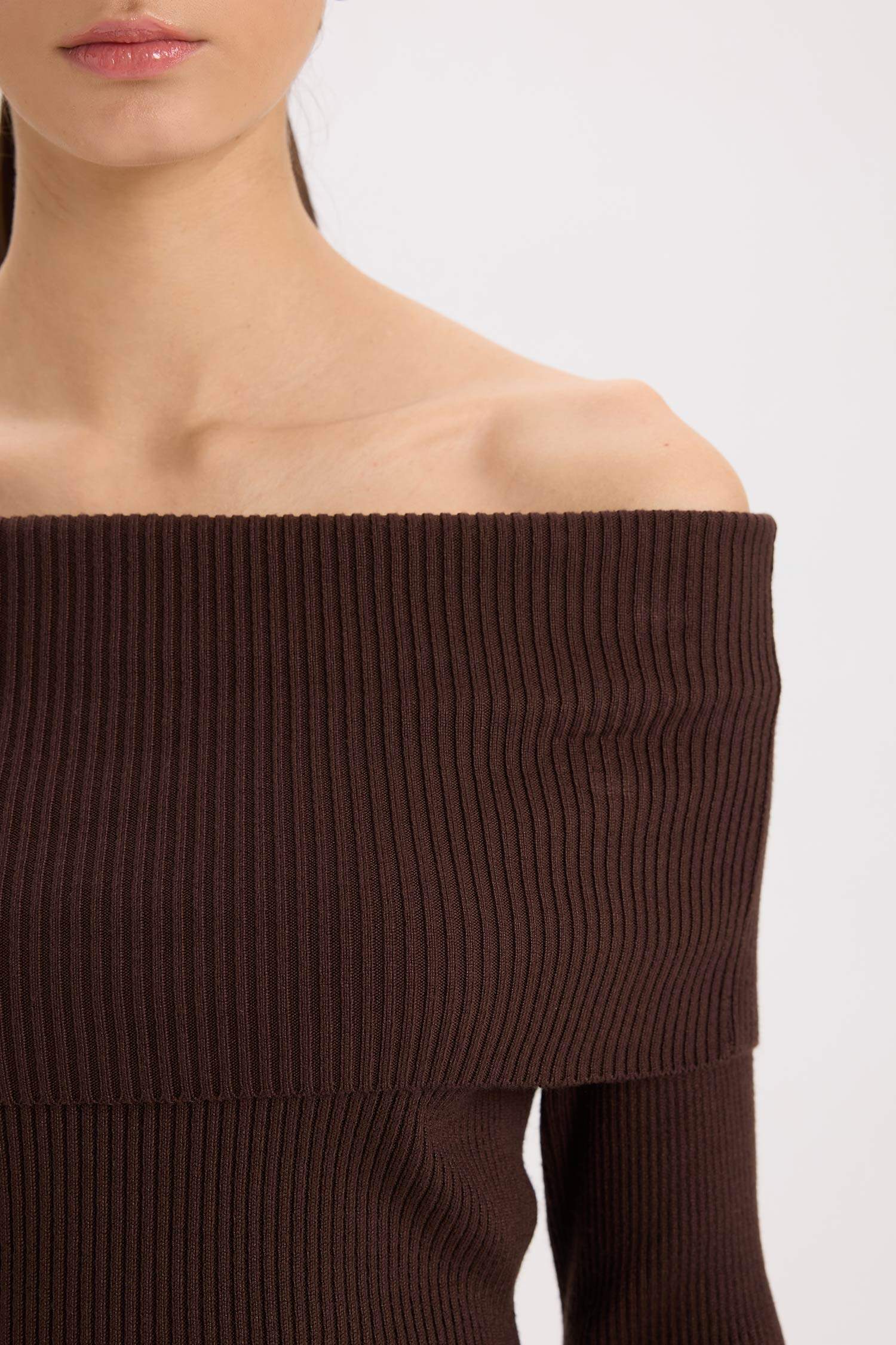 Fitted Omuzu Açık Fitilli Kaşkorse Triko Bluz