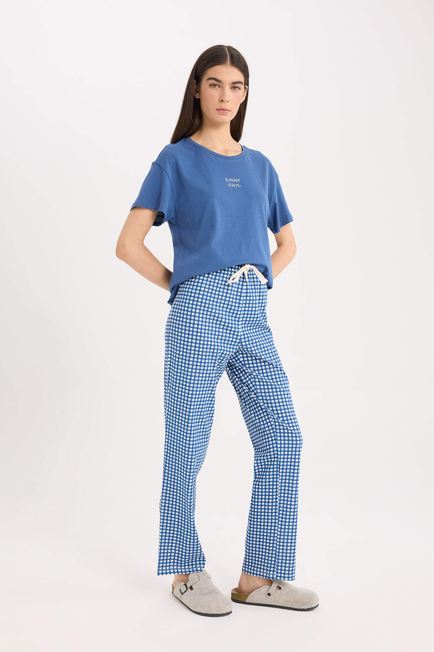 طقم بيجاما بأكمام قصيرة و سروال بمربعات من Fall in Love