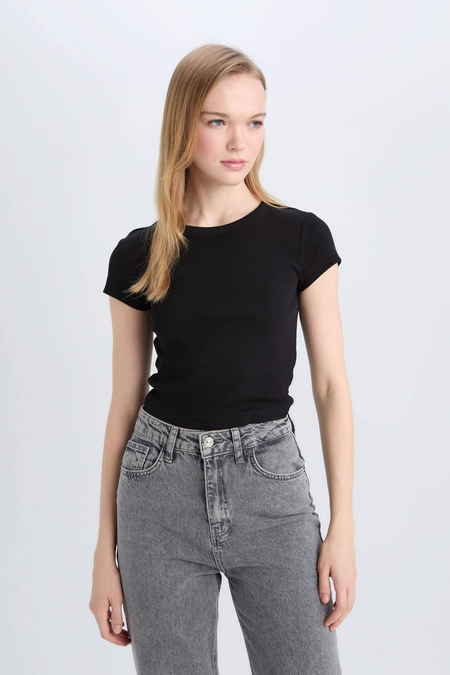 تيشيرت نص كم سليم فيت مضلع مخصر