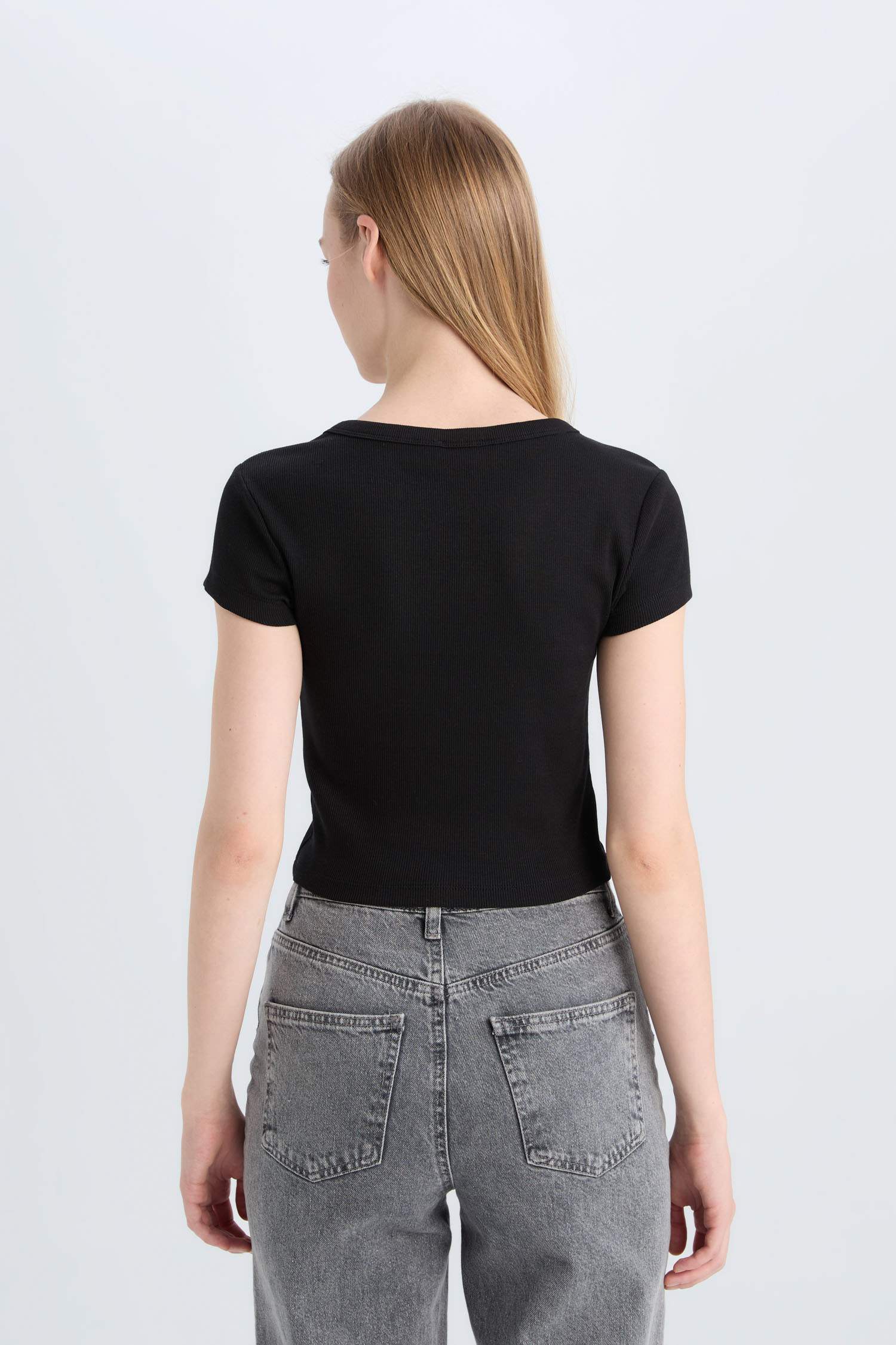 تيشيرت نص كم سليم فيت مضلع مخصر