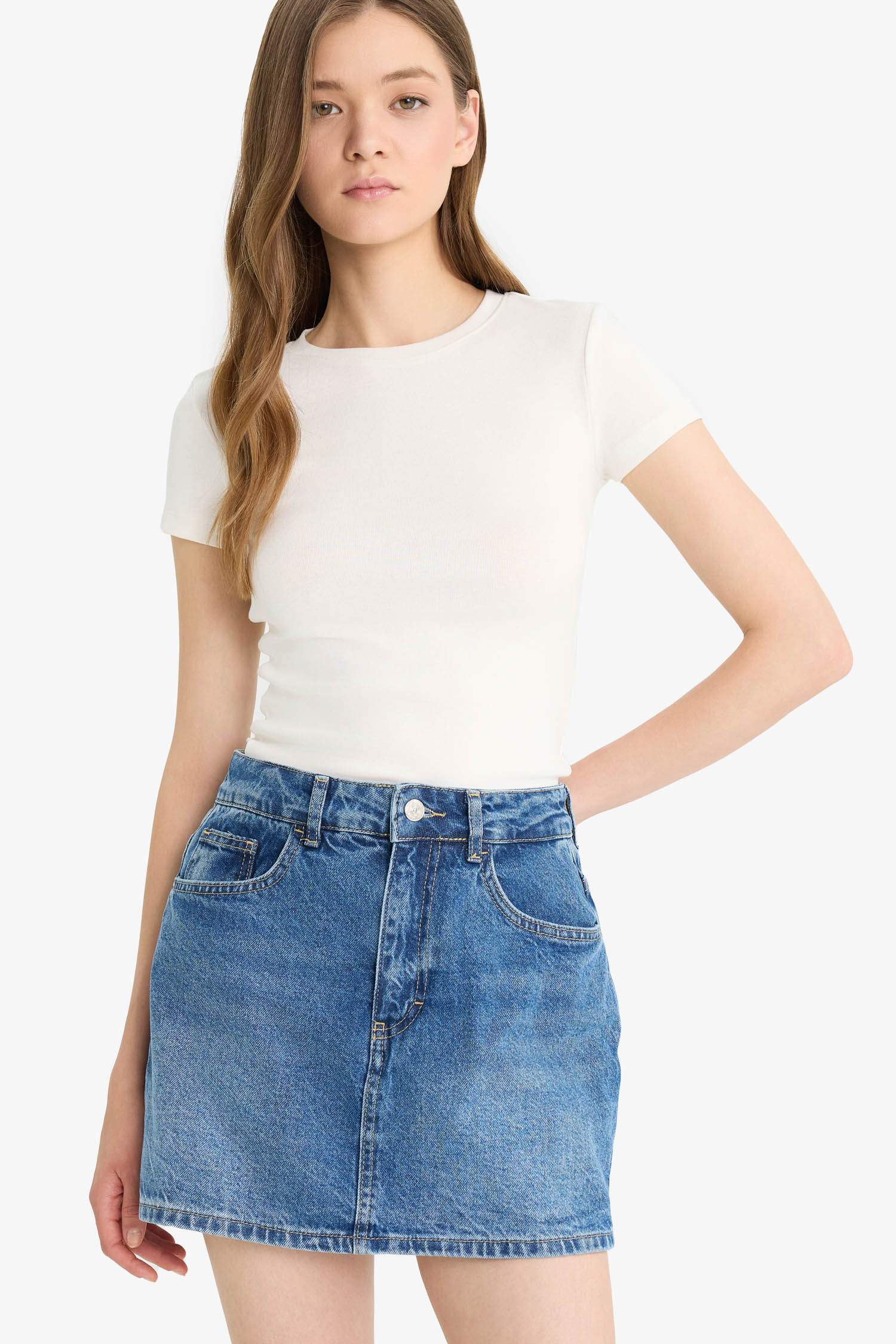 تيشيرت ضيق نص كم عادي برقبة مستديرة