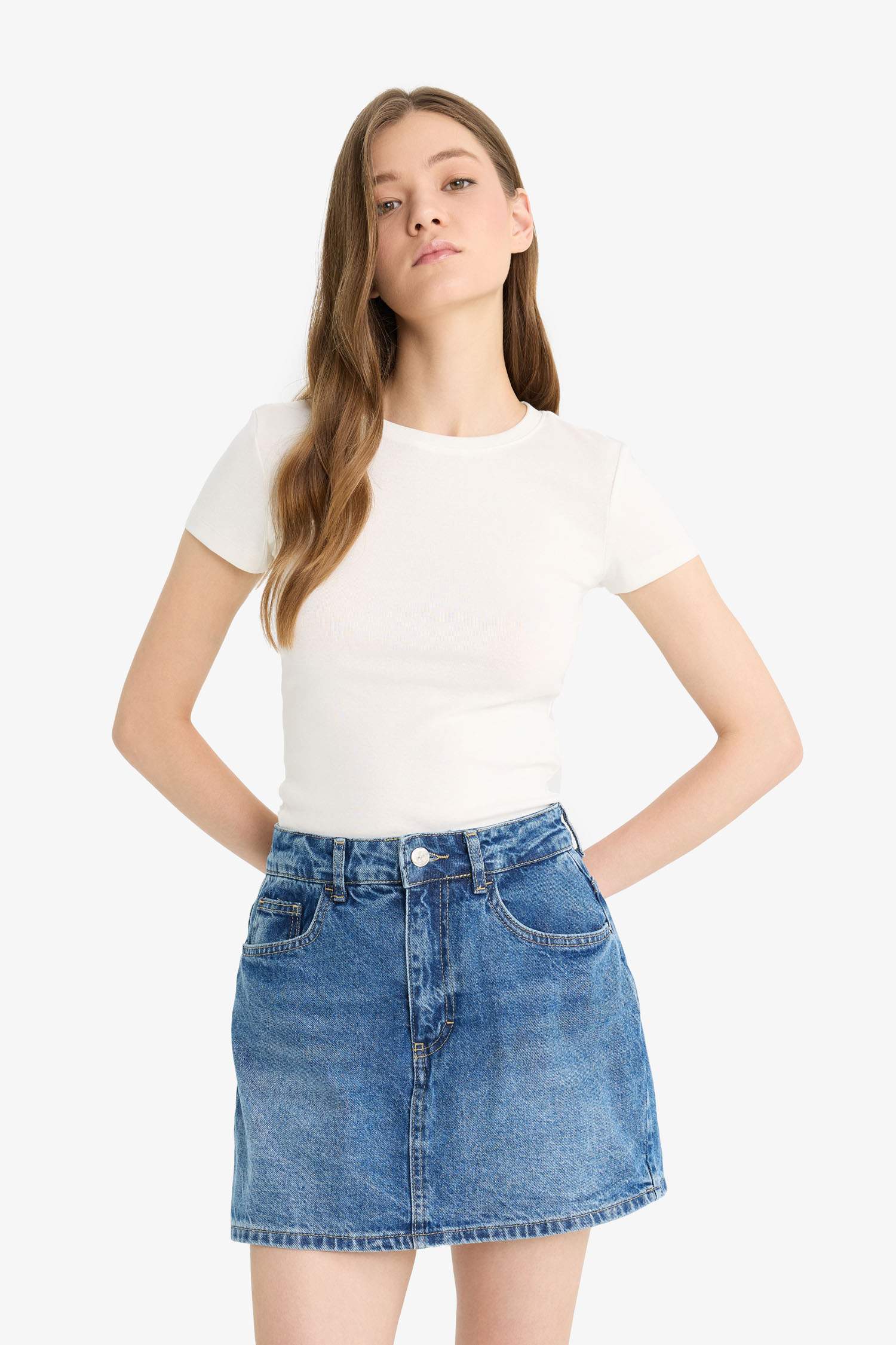 تيشيرت ضيق نص كم عادي برقبة مستديرة