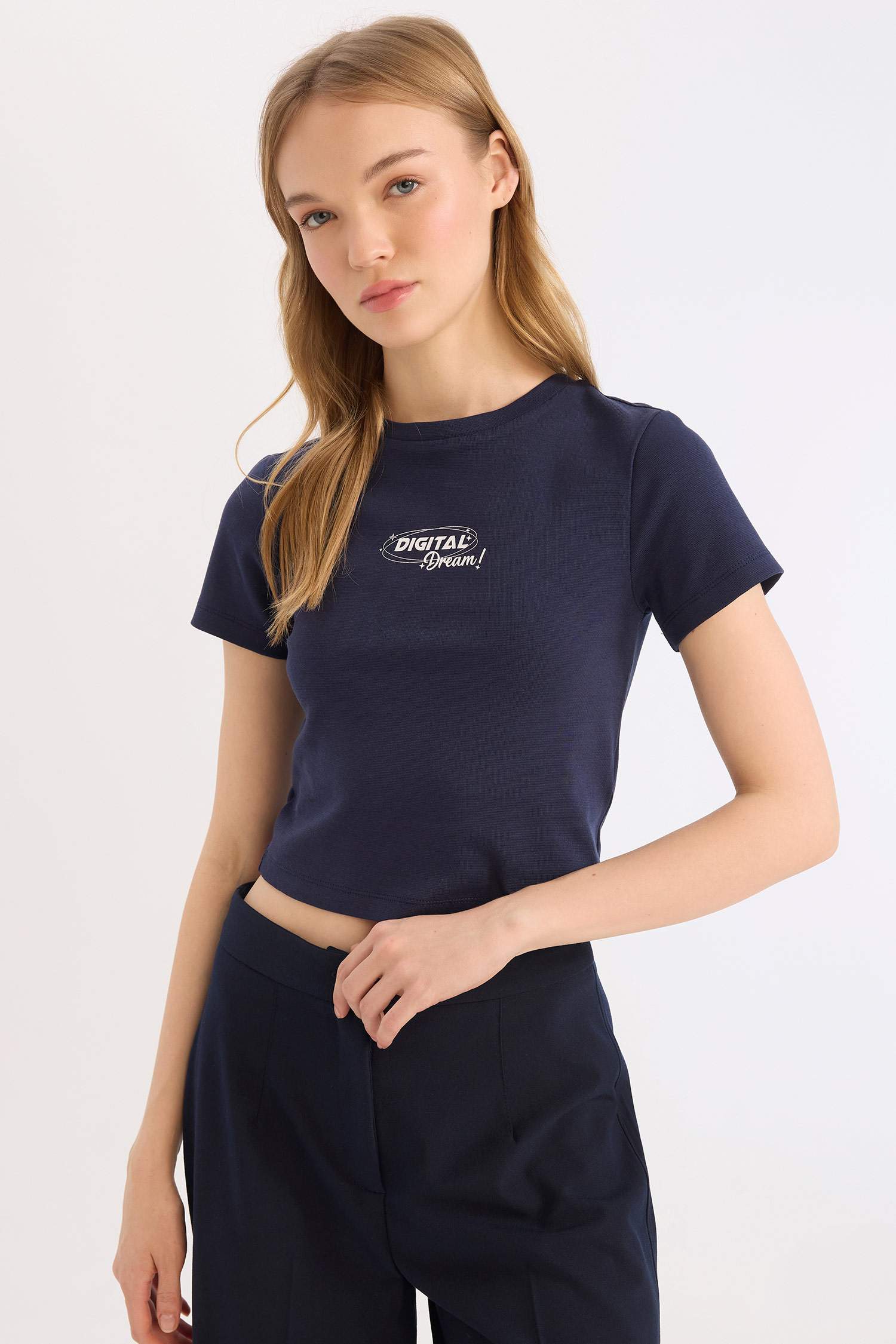 تيشيرت سليم فيت مضلع بطبعة حروف