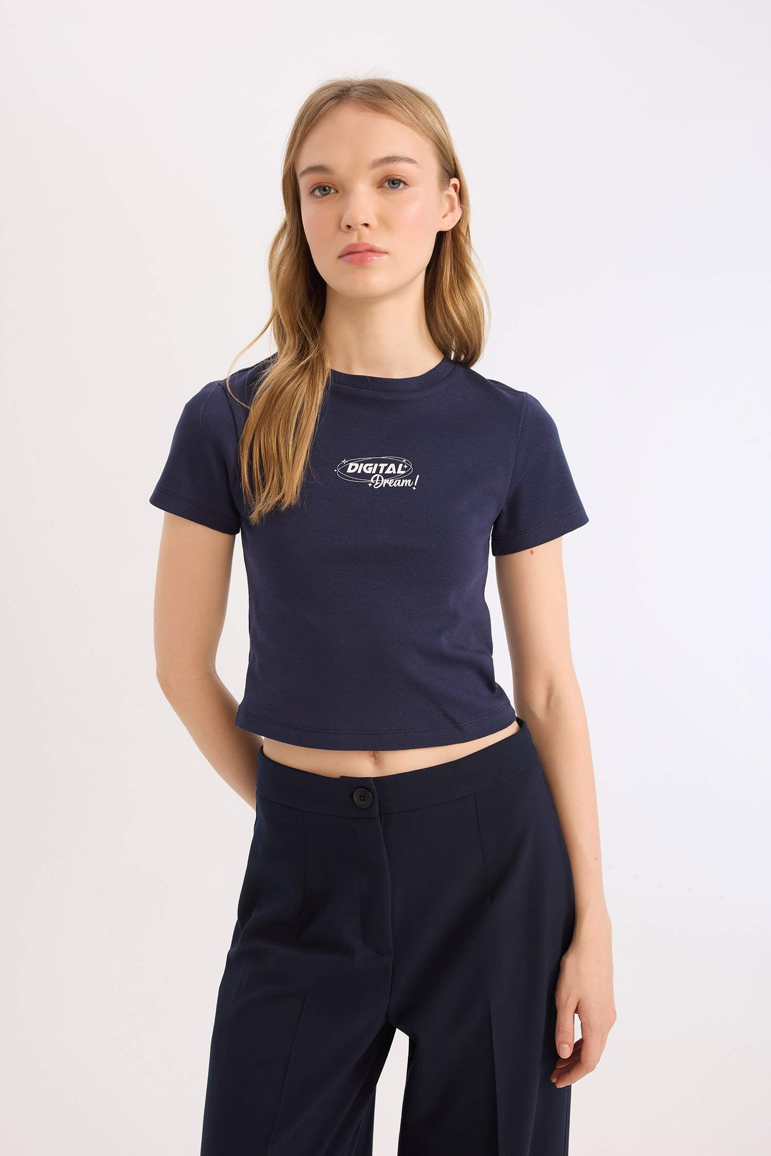 تيشيرت سليم فيت مضلع بطبعة حروف