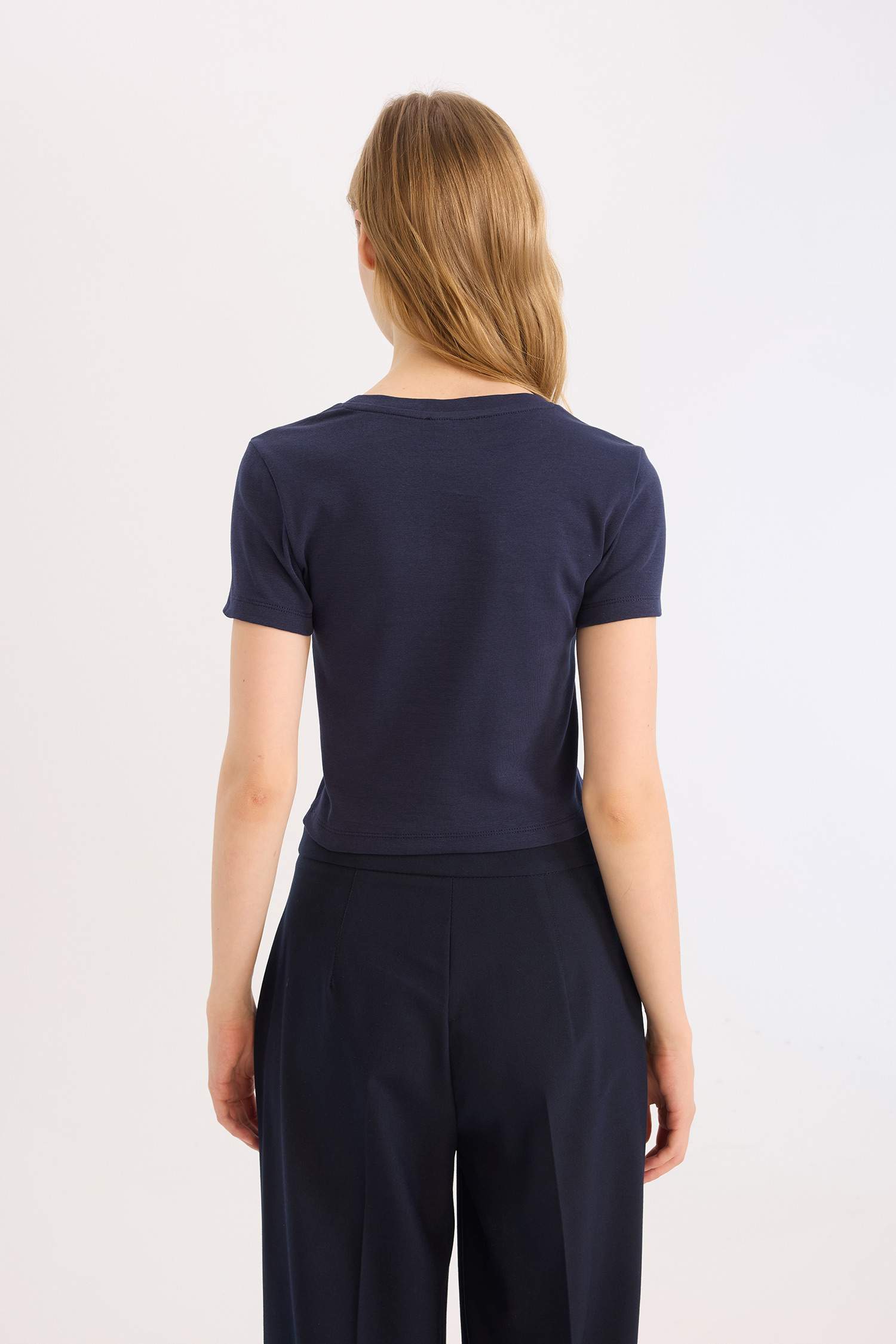 تيشيرت سليم فيت مضلع بطبعة حروف