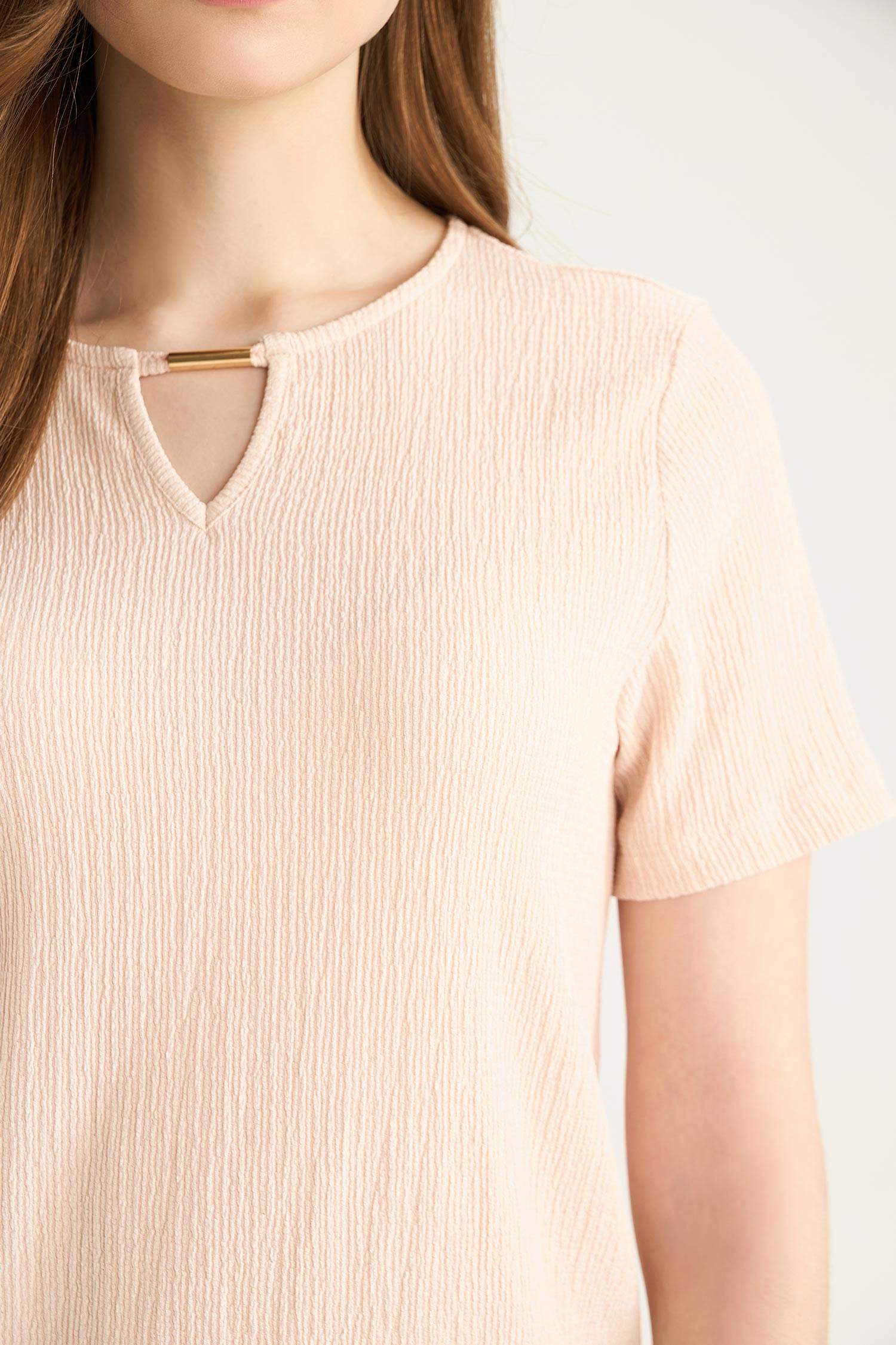 Футболка стандартного кроя с круглым вырезом