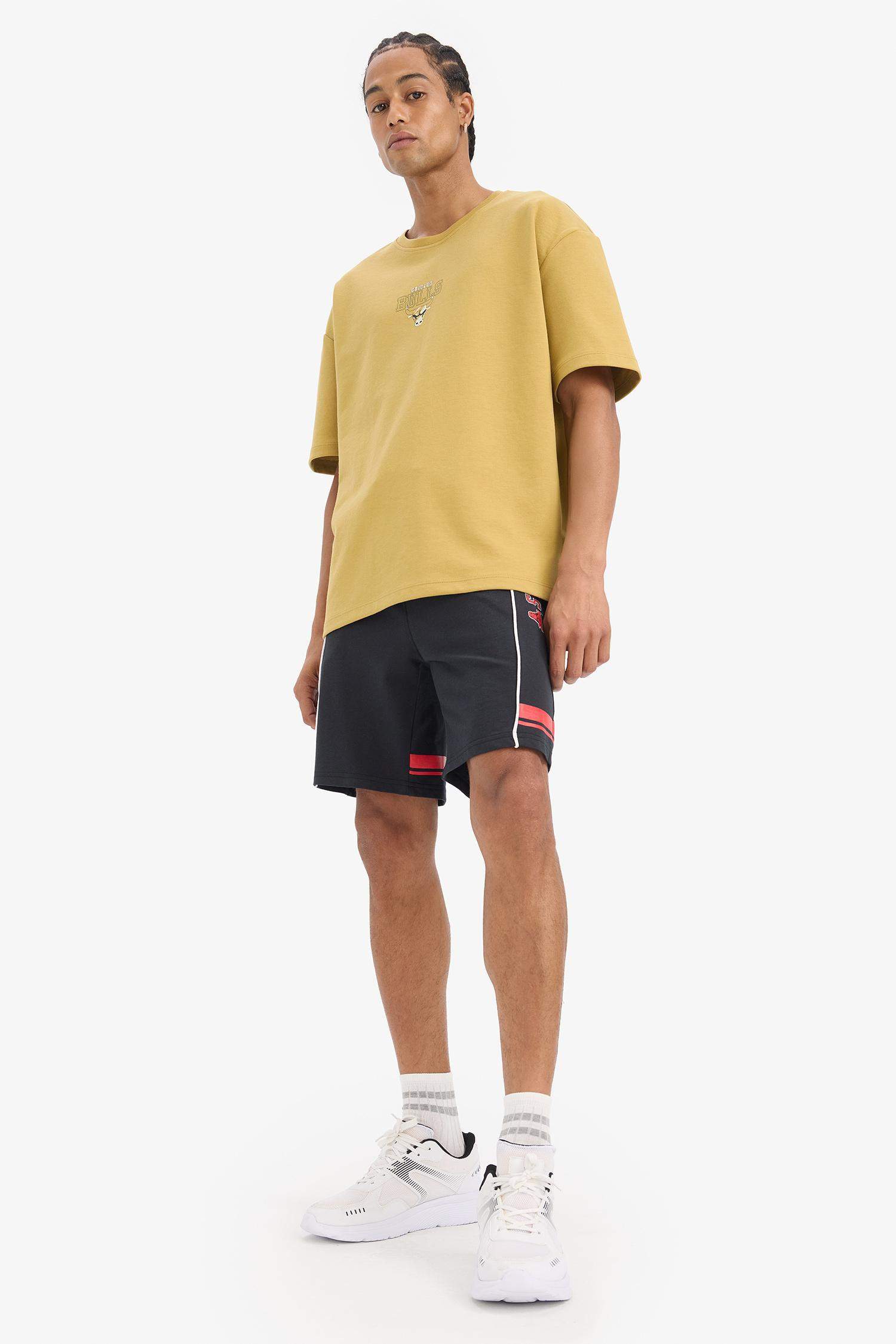 DeFactoFit NBA Chicago Bulls Oversize Geniş Kalıp Bisiklet Yaka Sırt Baskılı Kısa Kollu Tişört