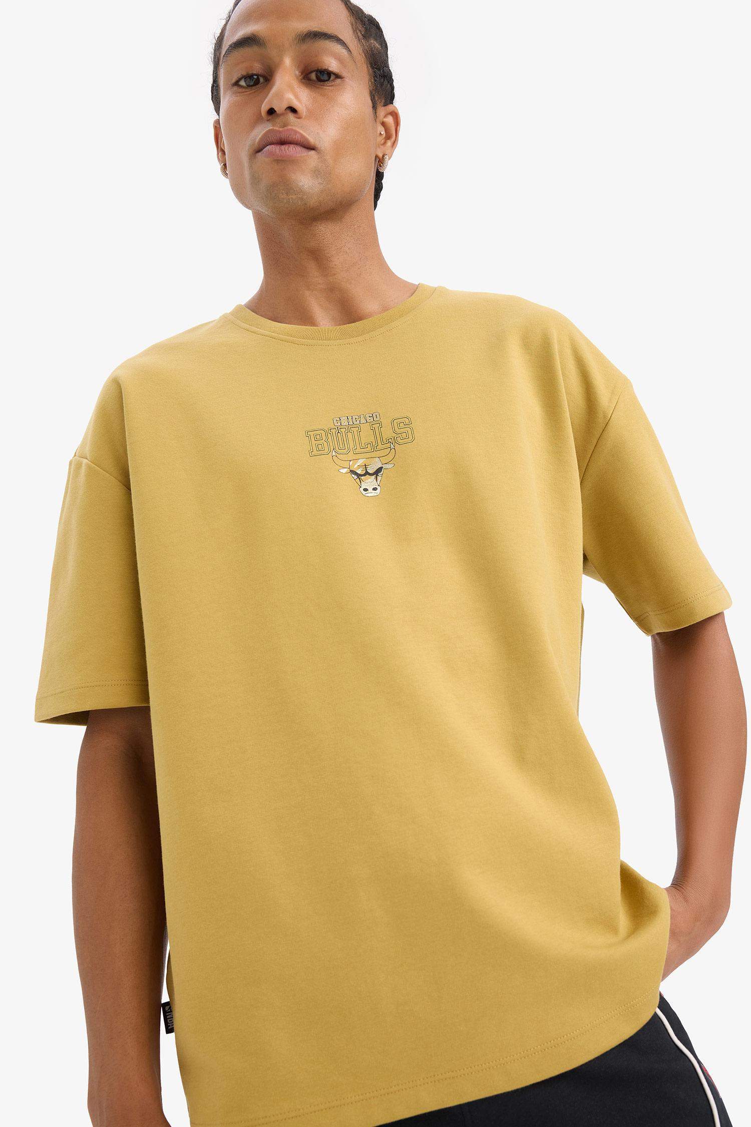 DeFactoFit NBA Chicago Bulls Oversize Geniş Kalıp Bisiklet Yaka Sırt Baskılı Kısa Kollu Tişört