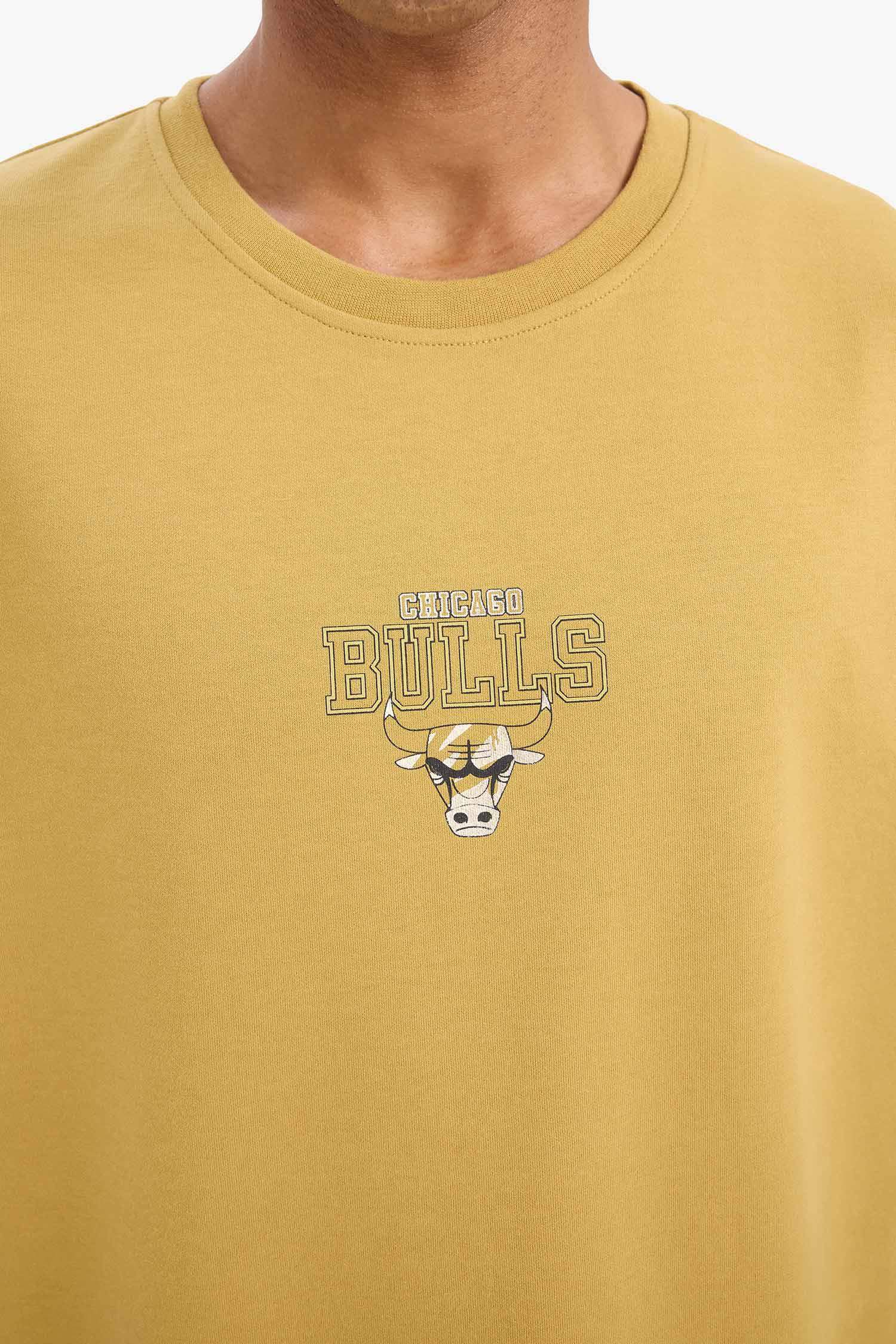 DeFactoFit NBA Chicago Bulls Oversize Geniş Kalıp Bisiklet Yaka Sırt Baskılı Kısa Kollu Tişört