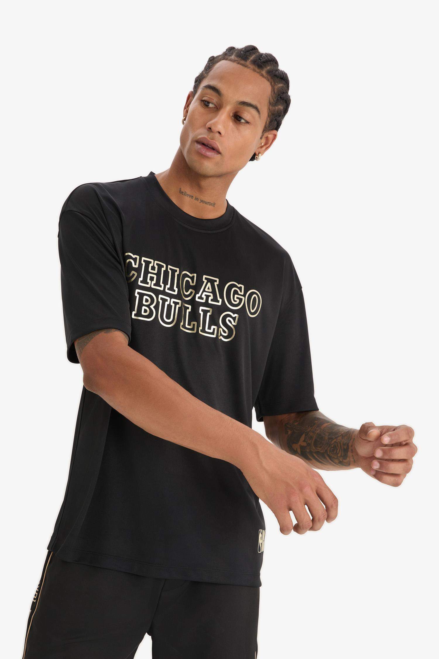 DeFactoFit NBA Chicago Bulls Oversize Geniş Kalıp Bisiklet Yaka Sırt Baskılı Kısa Kollu Tişört