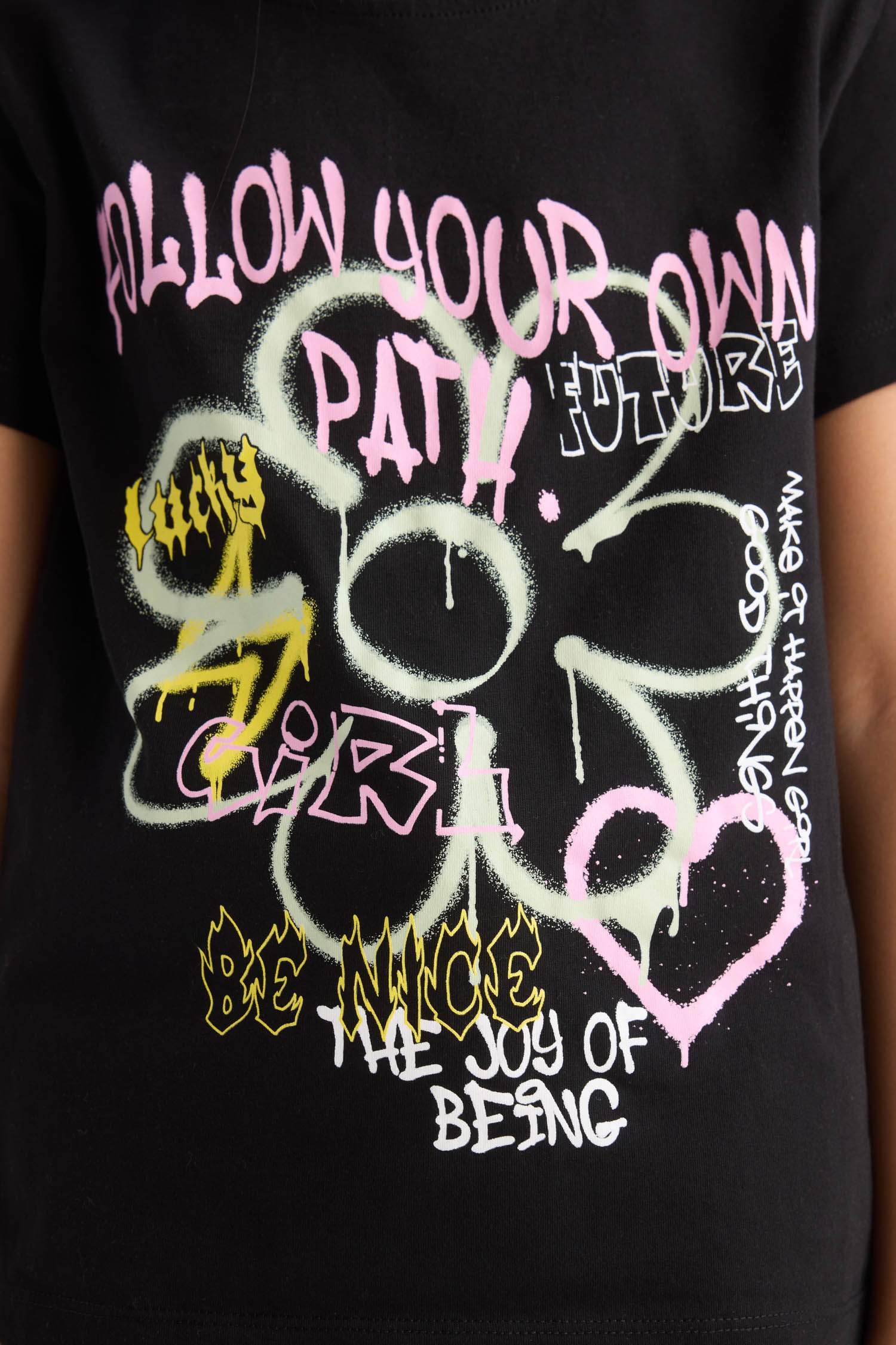 تيشيرت بنات نص كم قصة عادية برقبة مستديرة