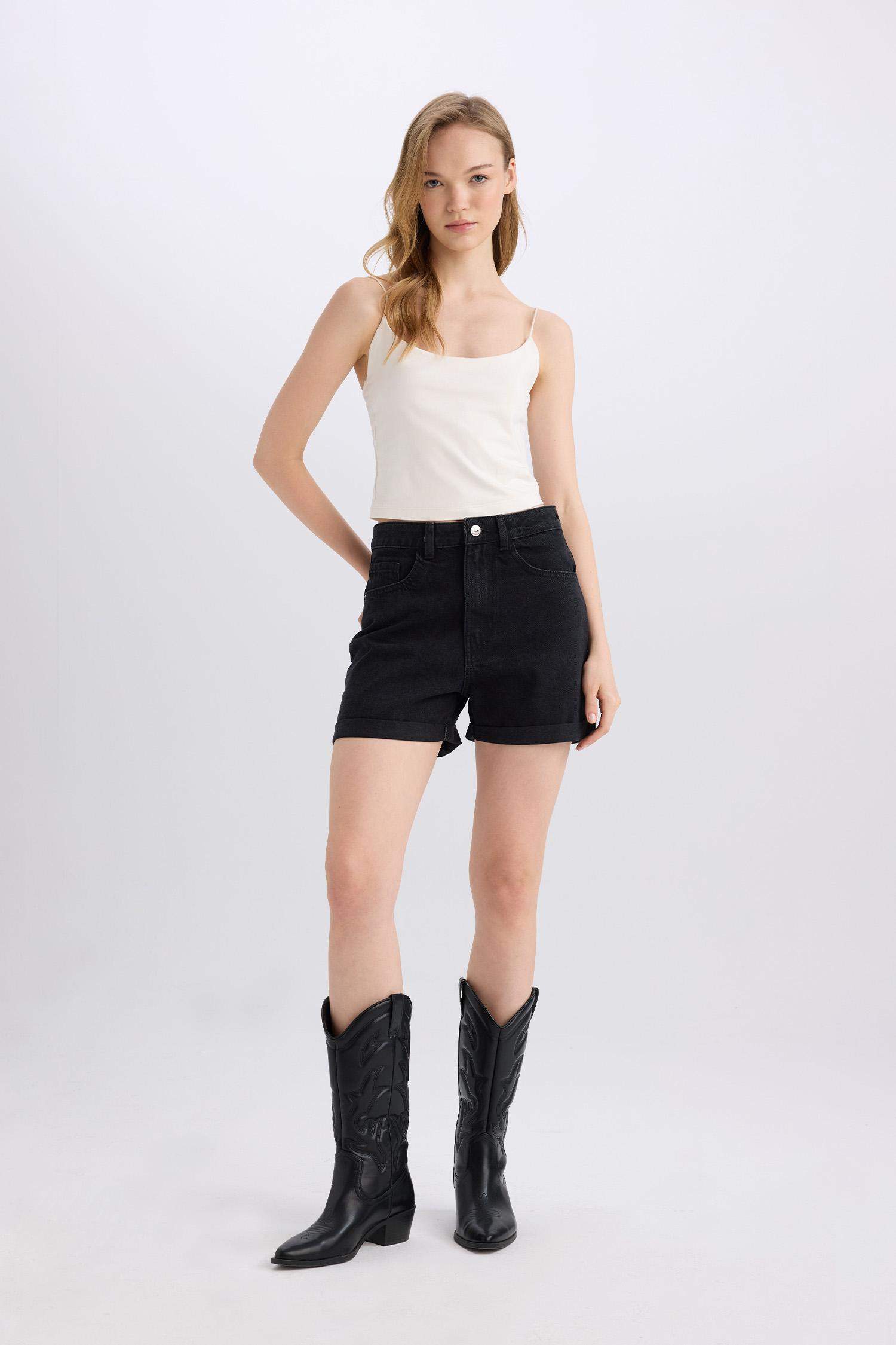 شورت جينز موم فيت بخصر عالي بحاقة مطوية