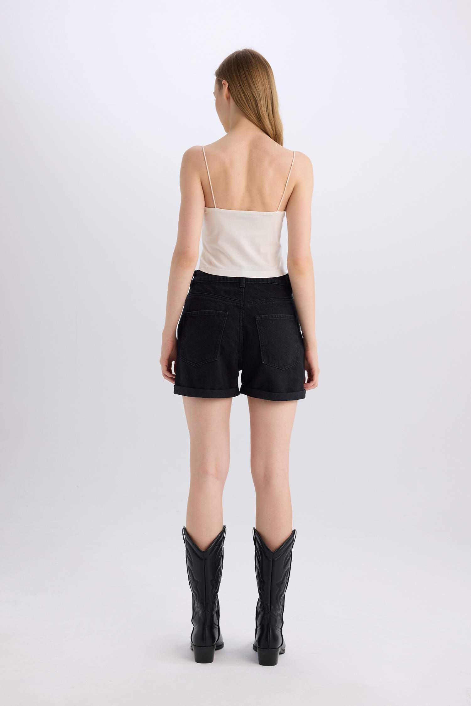 شورت جينز موم فيت بخصر عالي بحاقة مطوية