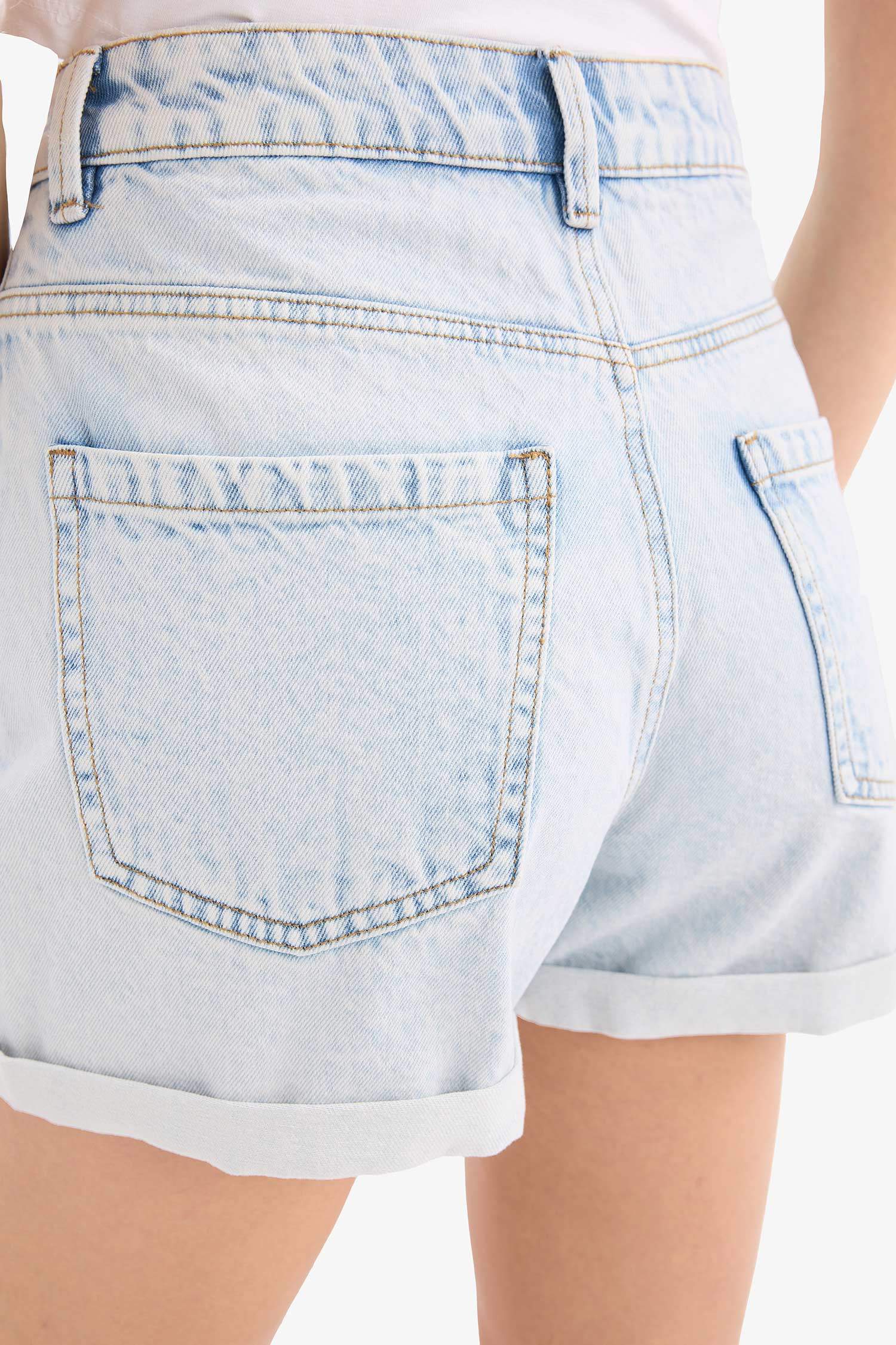 شورت جينز موم فيت بخصر عالي بحاقة مطوية