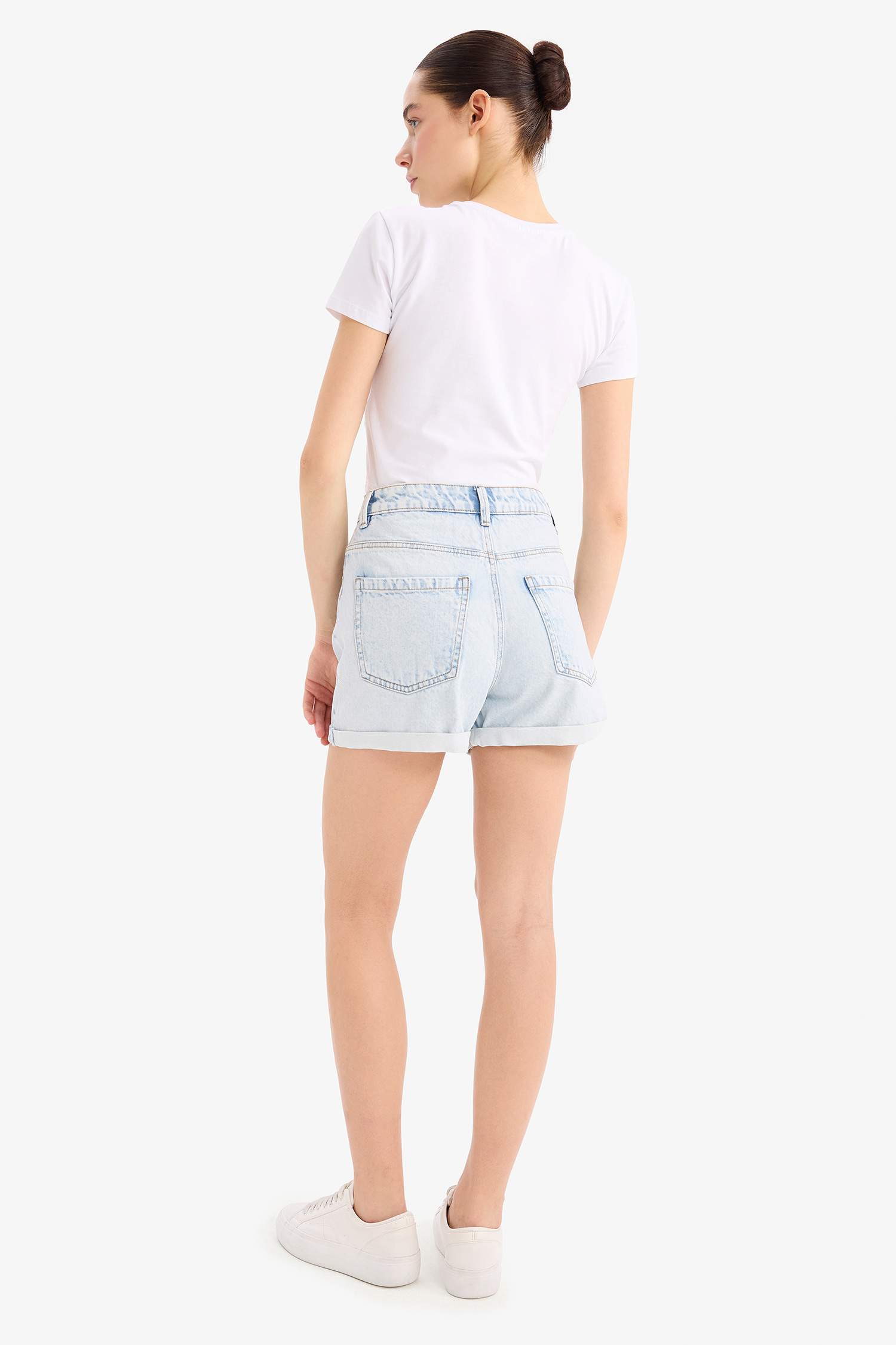 شورت جينز موم فيت بخصر عالي بحاقة مطوية