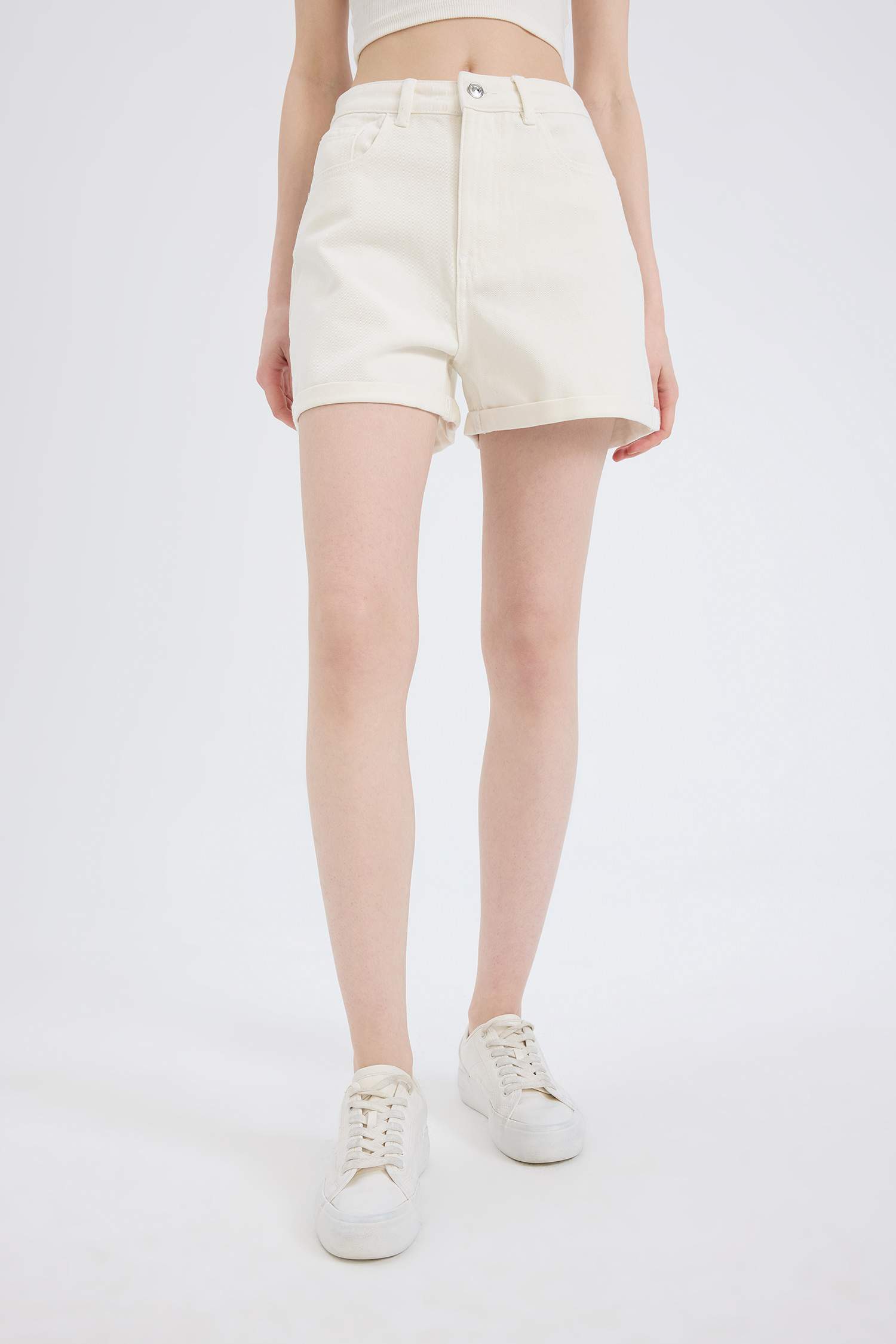 شورت جينز موم فيت بخصر عالي بحافة مطوية