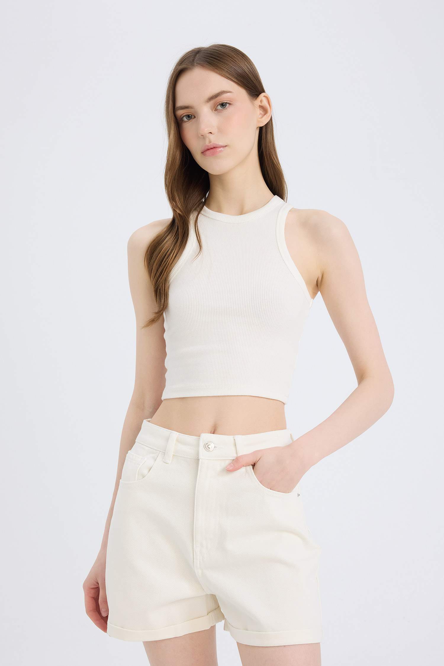 شورت جينز موم فيت بخصر عالي بحافة مطوية