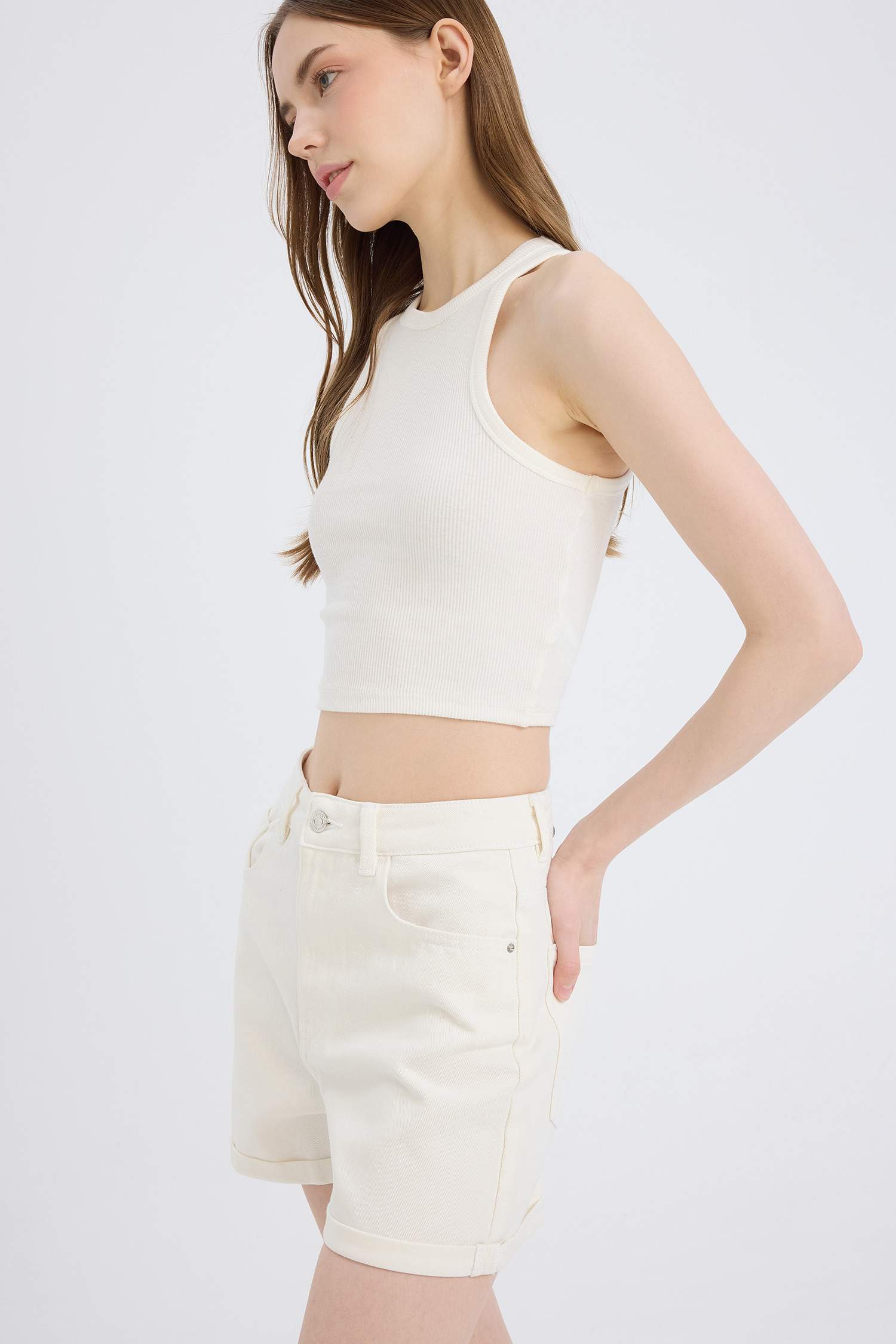 شورت جينز موم فيت بخصر عالي بحافة مطوية