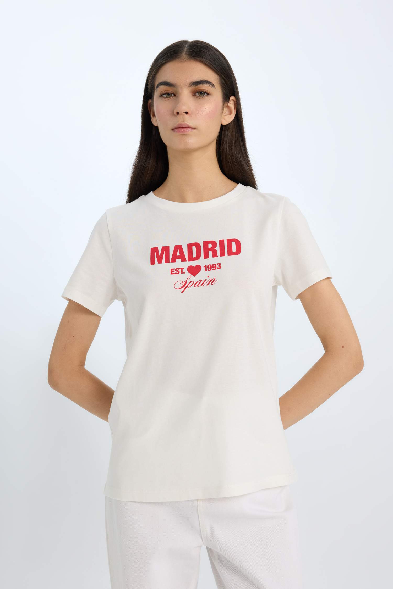 تيشيرت نص ردن بطبعة شعار قصة عادية بياخة مستديرة