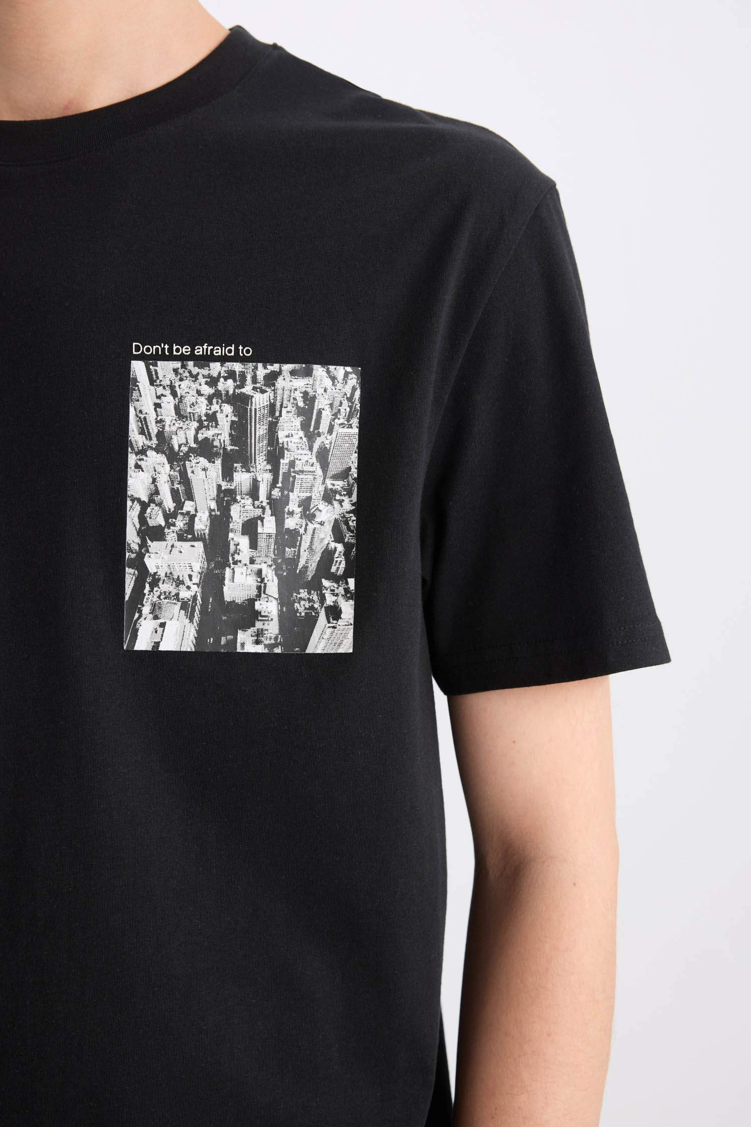 تيشيرت نص كم مطبوع من قطن قصة عادية برقبة مستديرة