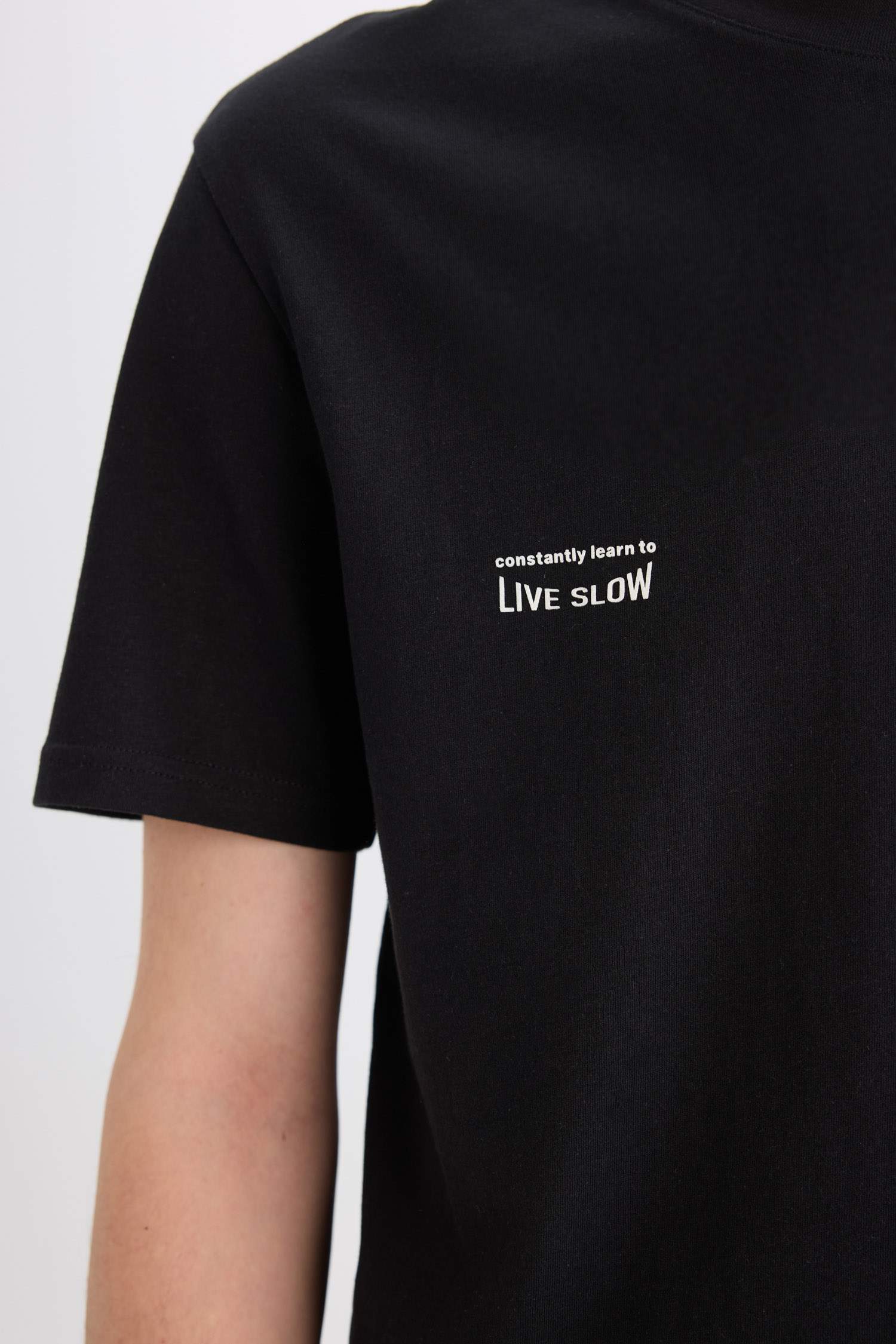 تيشيرت مطبوع قصة عادية برقبة مستديرة