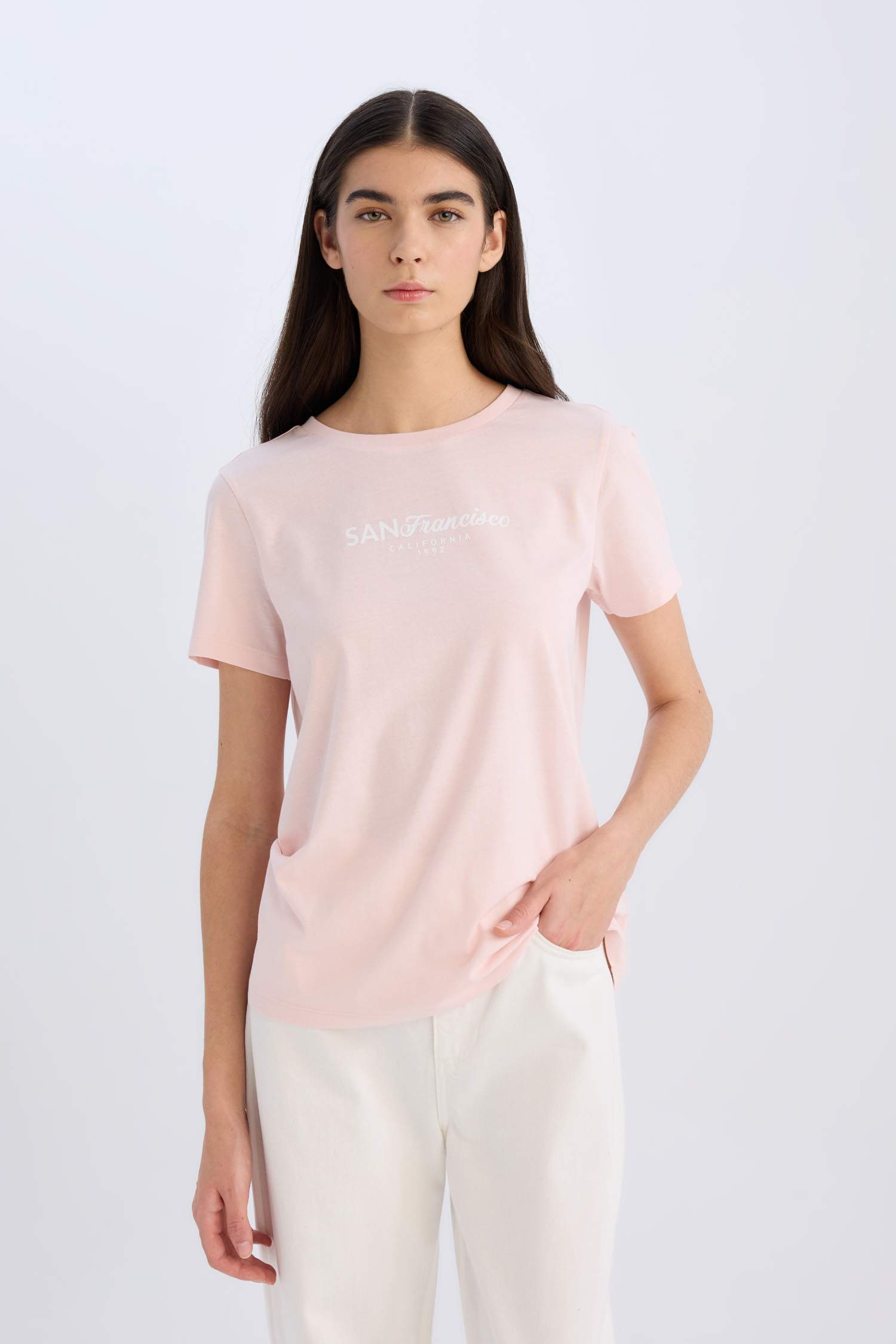 تيشيرت نص ردن بطبعة شعار قصة عادية بياخة مستديرة