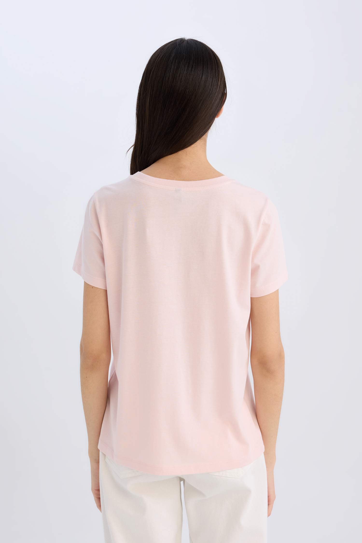 تيشيرت نص ردن بطبعة شعار قصة عادية بياخة مستديرة