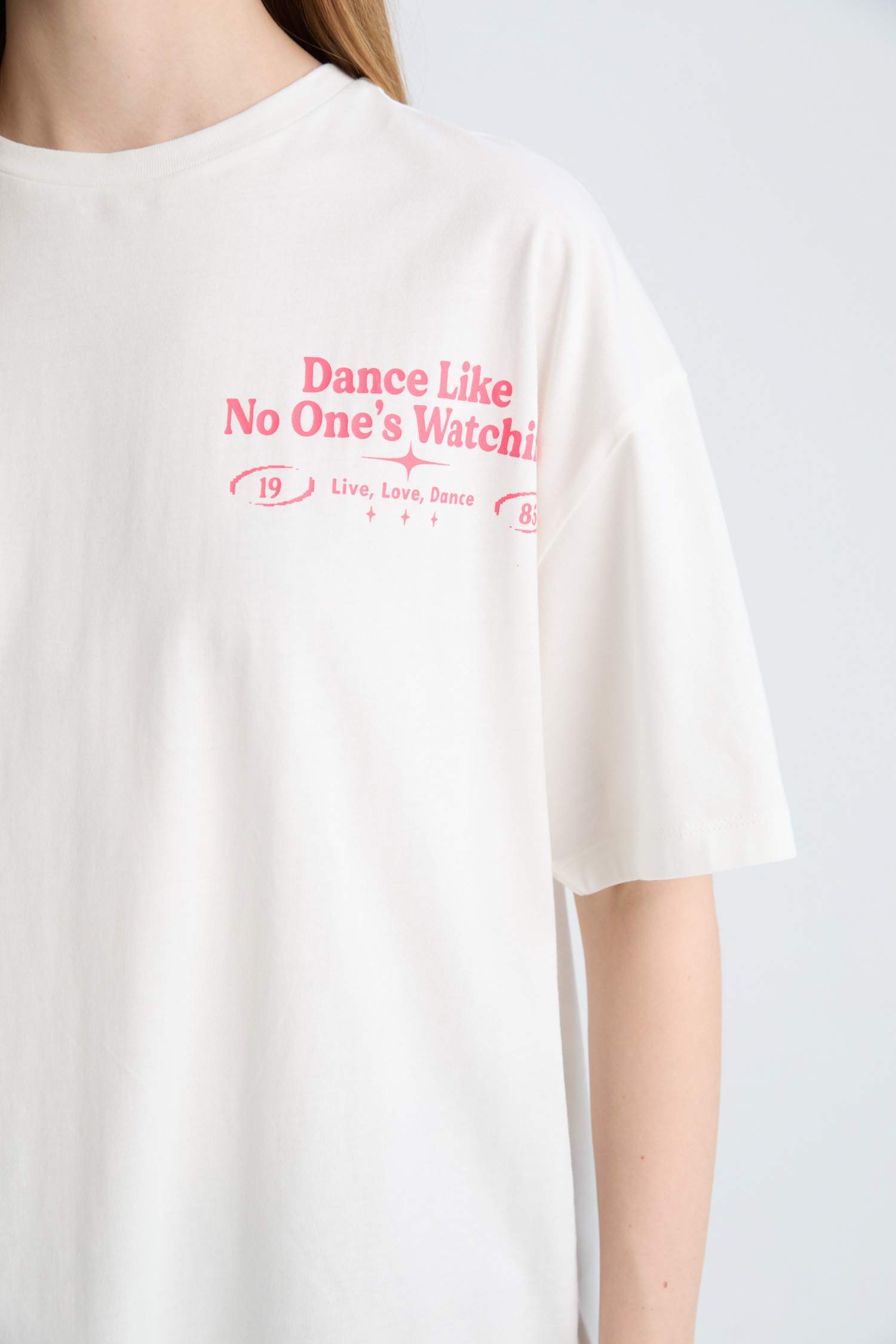 Oversize Geniş Kalıp Bisiklet Yaka Sırt Baskılı Kısa Kollu Tişört