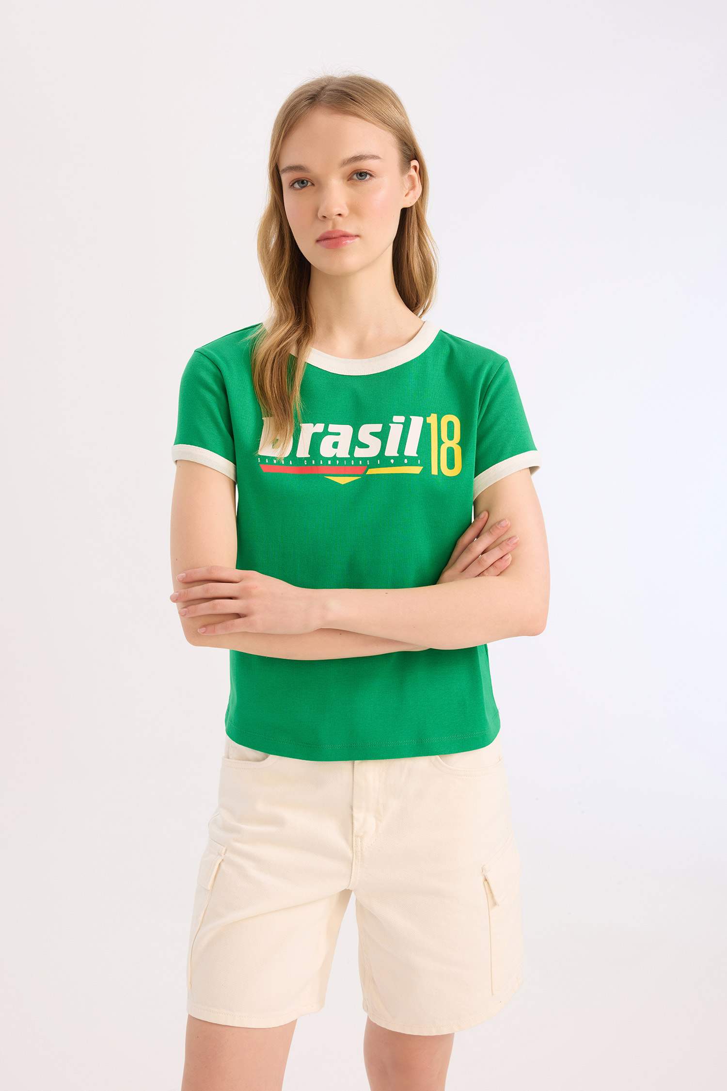 تيشيرت نص كم مطبوع من الظهر بقصة عادية