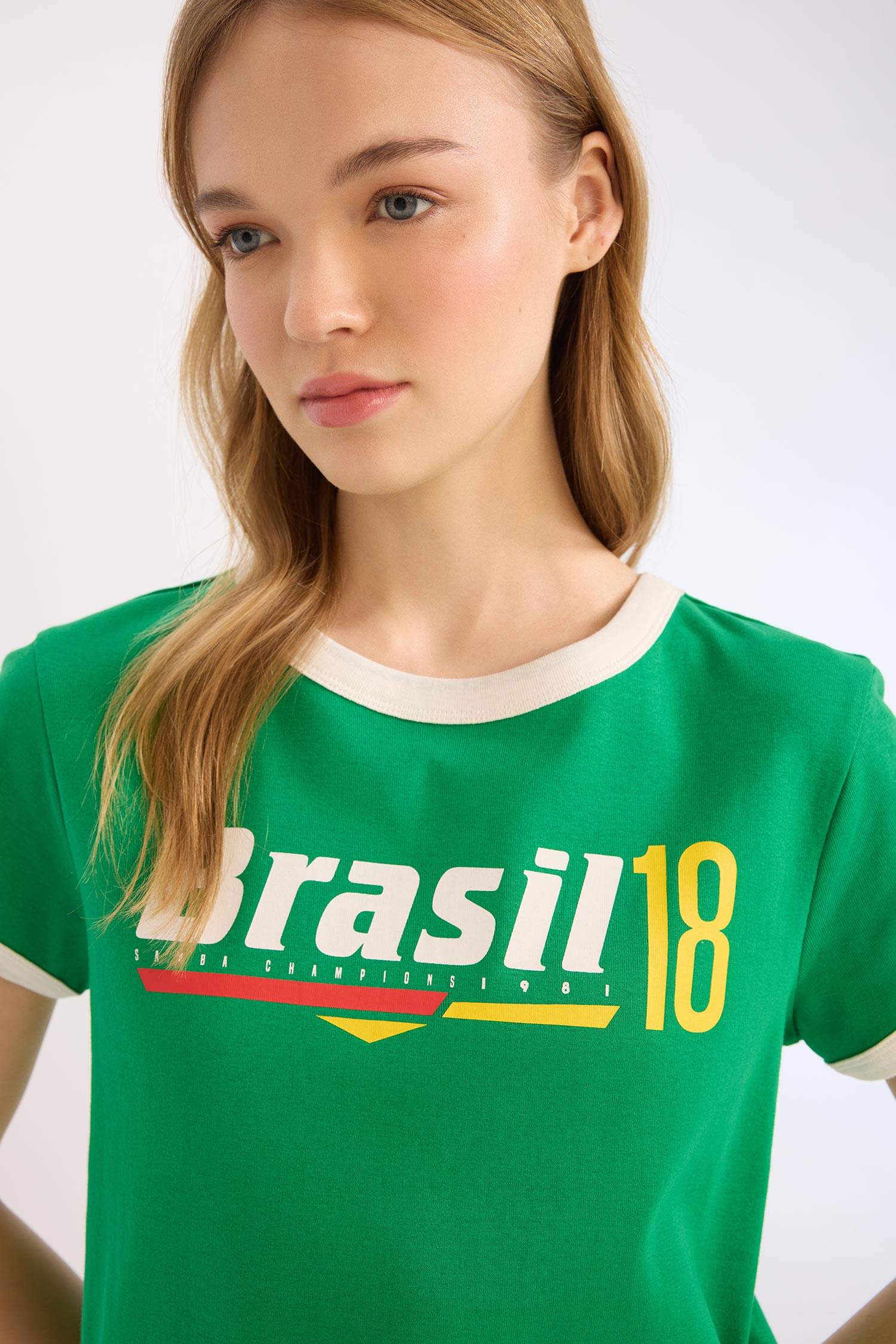 تيشيرت نص كم مطبوع من الظهر بقصة عادية