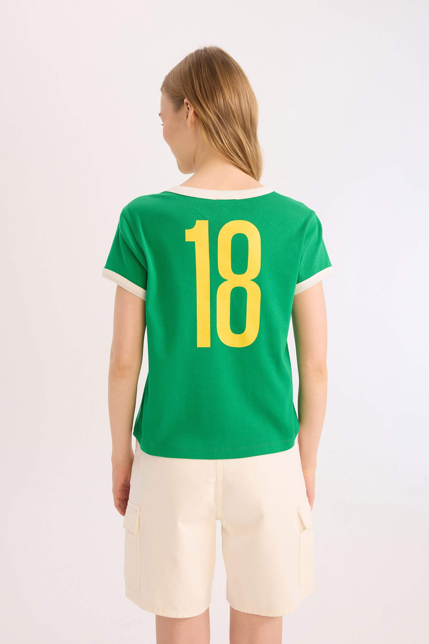 تيشيرت نص كم مطبوع من الظهر بقصة عادية