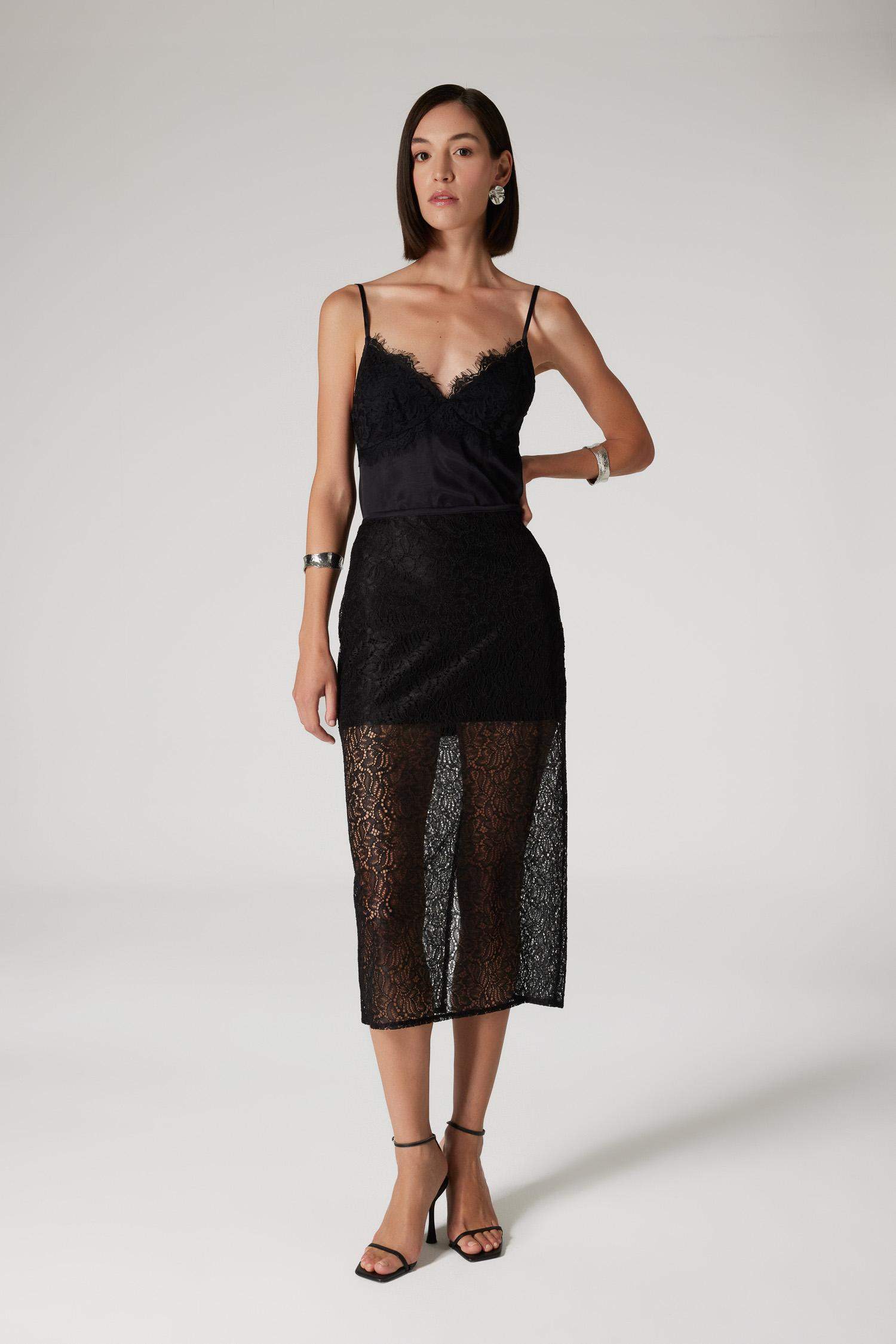 Top en satin à fines bretelles à Col drapé en dentelle Sorbe x DeFacto