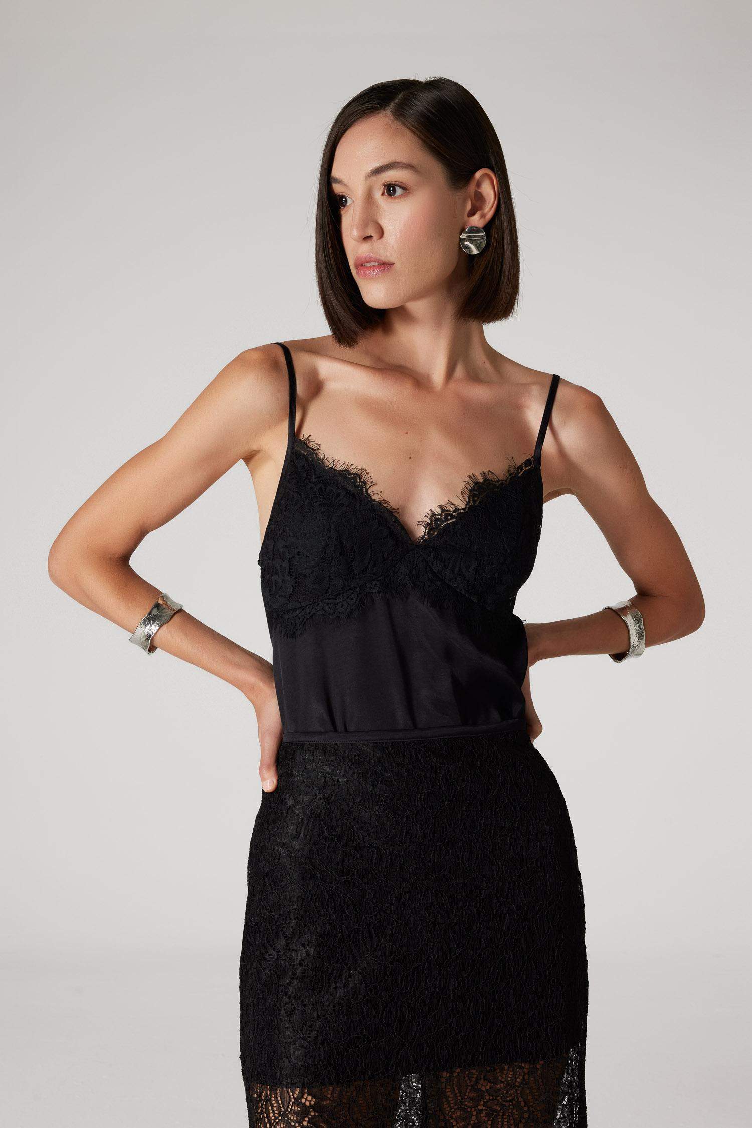 Top en satin à fines bretelles à Col drapé en dentelle Sorbe x DeFacto