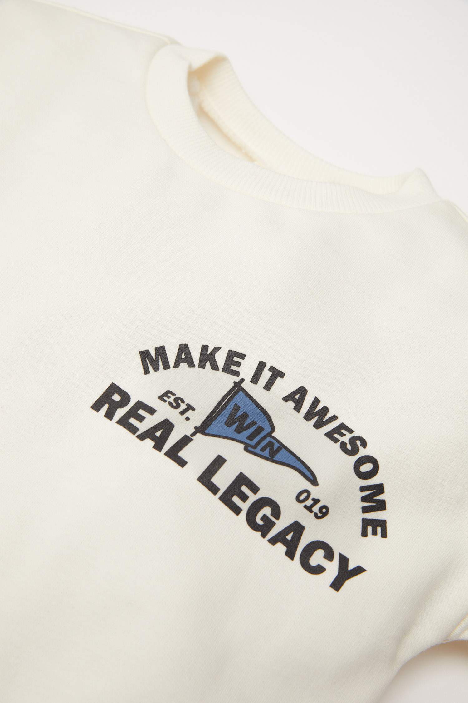 طقم بطبعة شعار قماش رقيق برقبة مستديرة من قطعتين