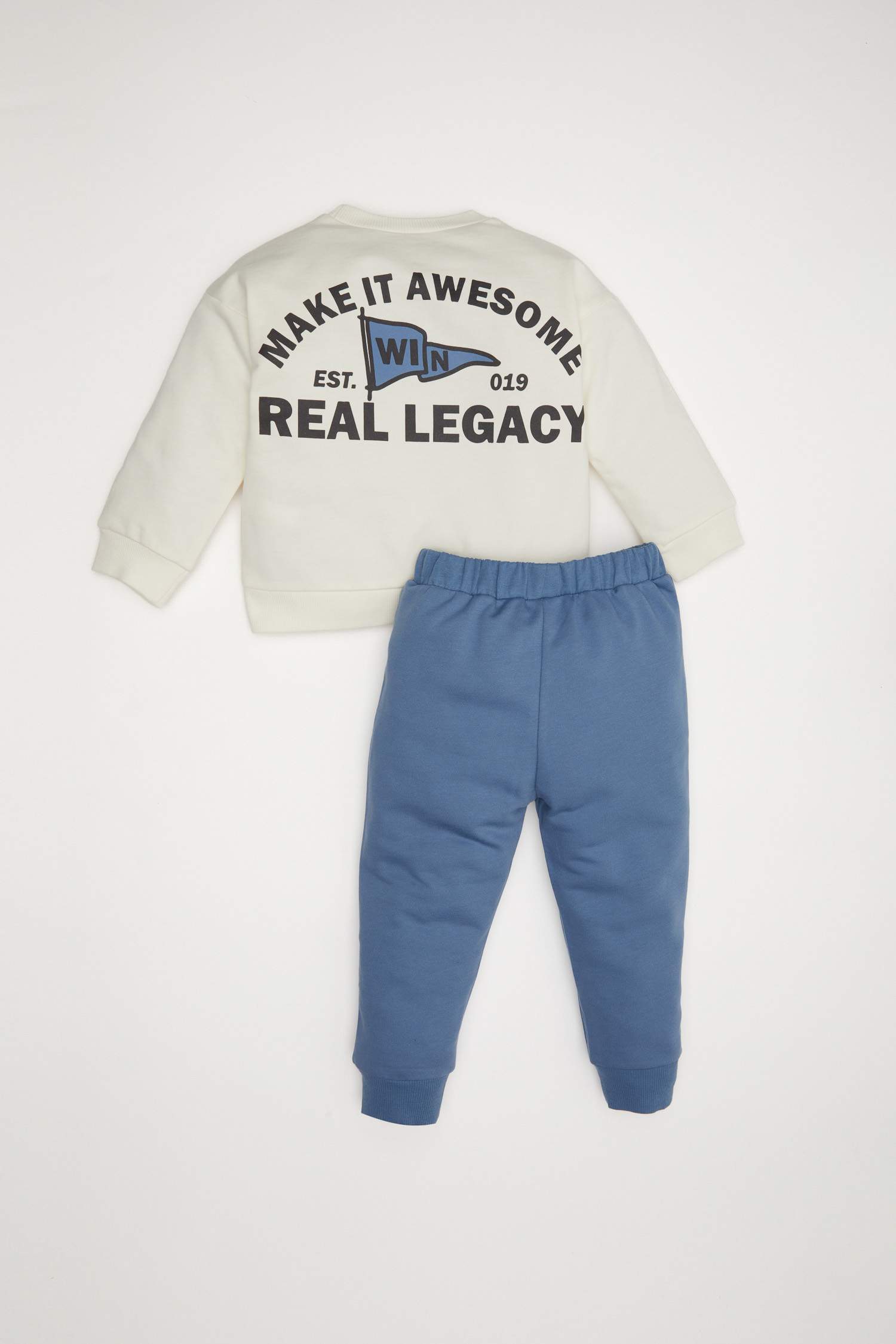 طقم بطبعة شعار قماش رقيق برقبة مستديرة من قطعتين