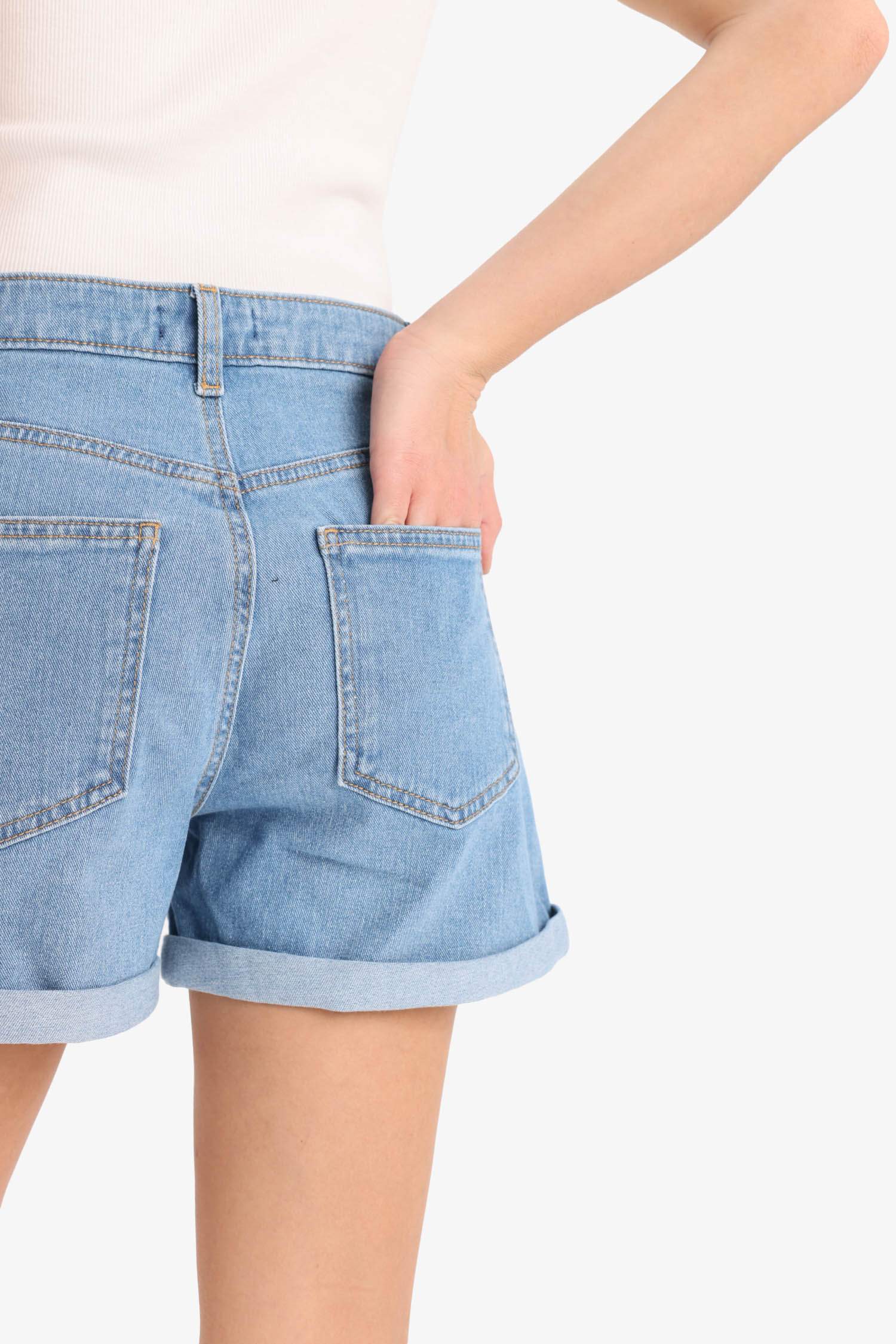 شورت جينز قصير بخصر عادي