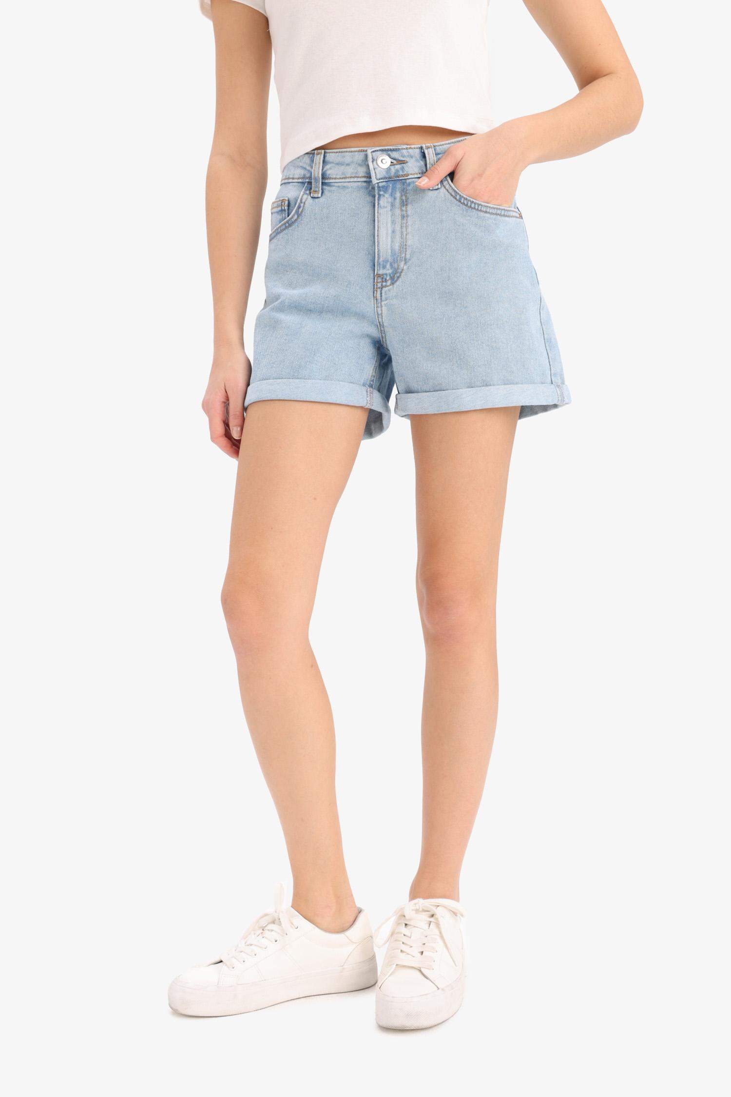 شورت جينز برجل ضيق وخصر عالي