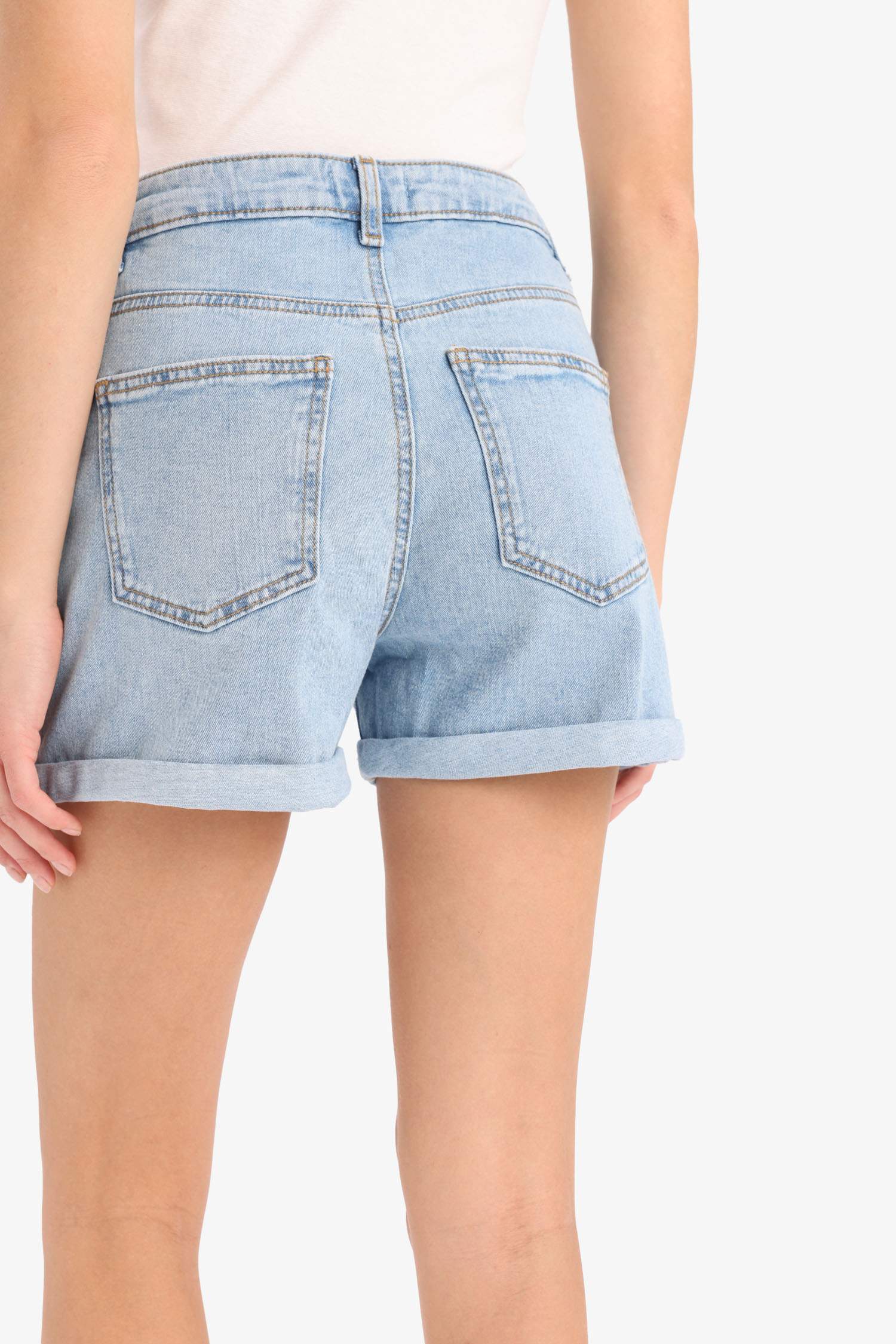 شورت جينز برجل ضيق وخصر عالي