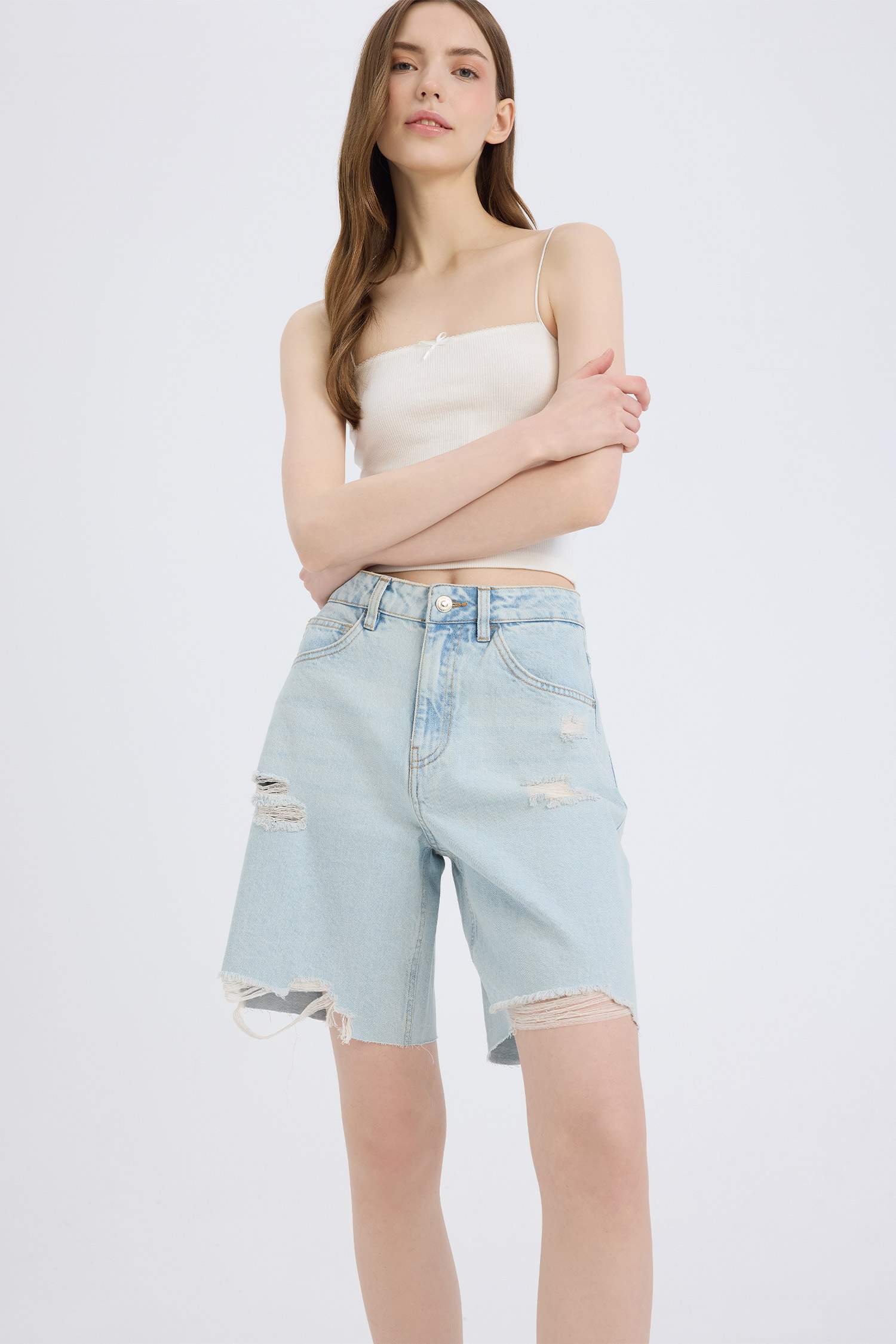 Normal Bel Yırtık Detaylı Jean Bermuda Şort