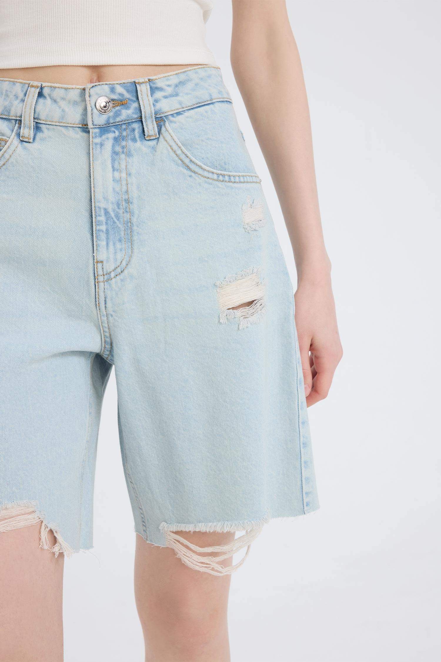 Normal Bel Yırtık Detaylı Jean Bermuda Şort
