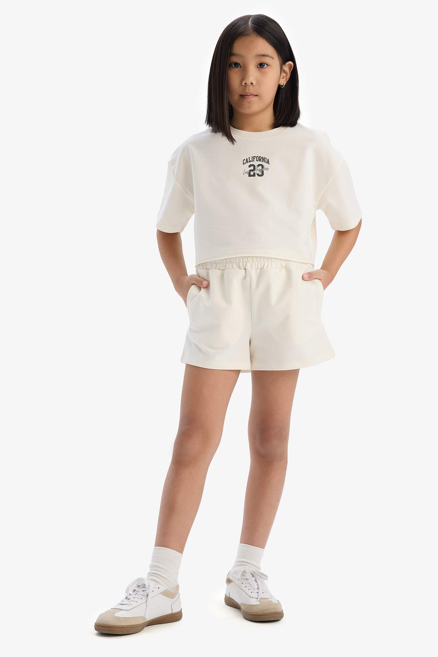 طقم بنات من تيشيرت مطبوع و شورت