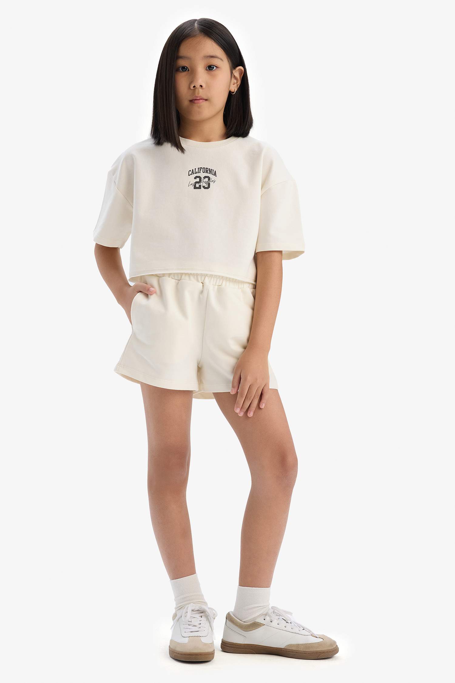 طقم بنات من تيشيرت مطبوع و شورت