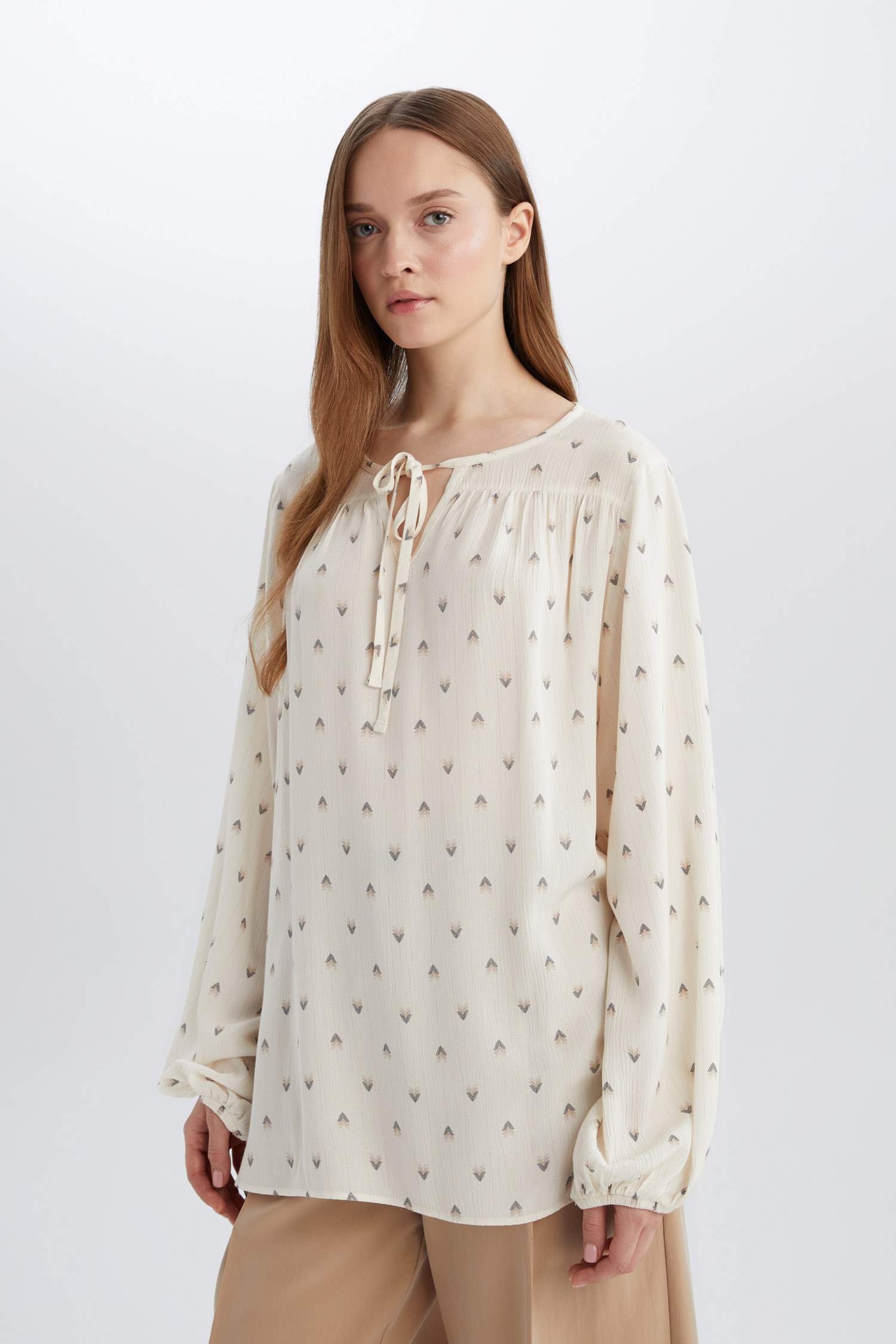 Regular Fit Apaş Yaka Simli Kumaş Uzun Kollu Bluz