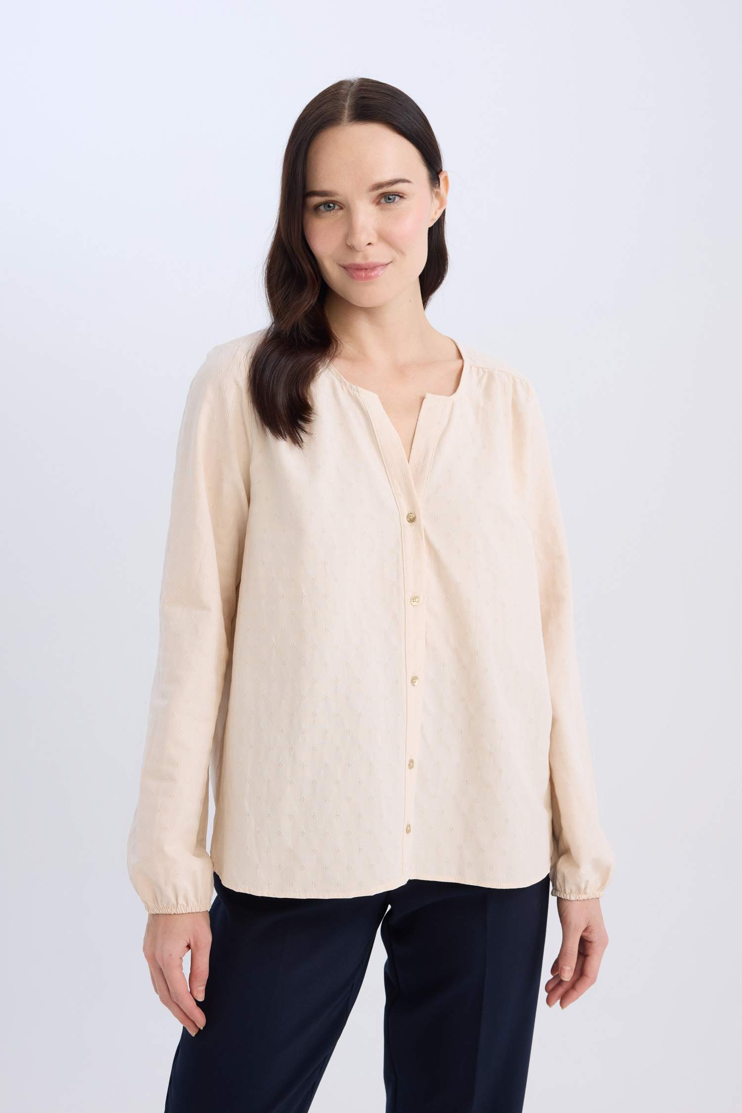 Обычный крой, круглый вырез, рубашка с длинными рукавами