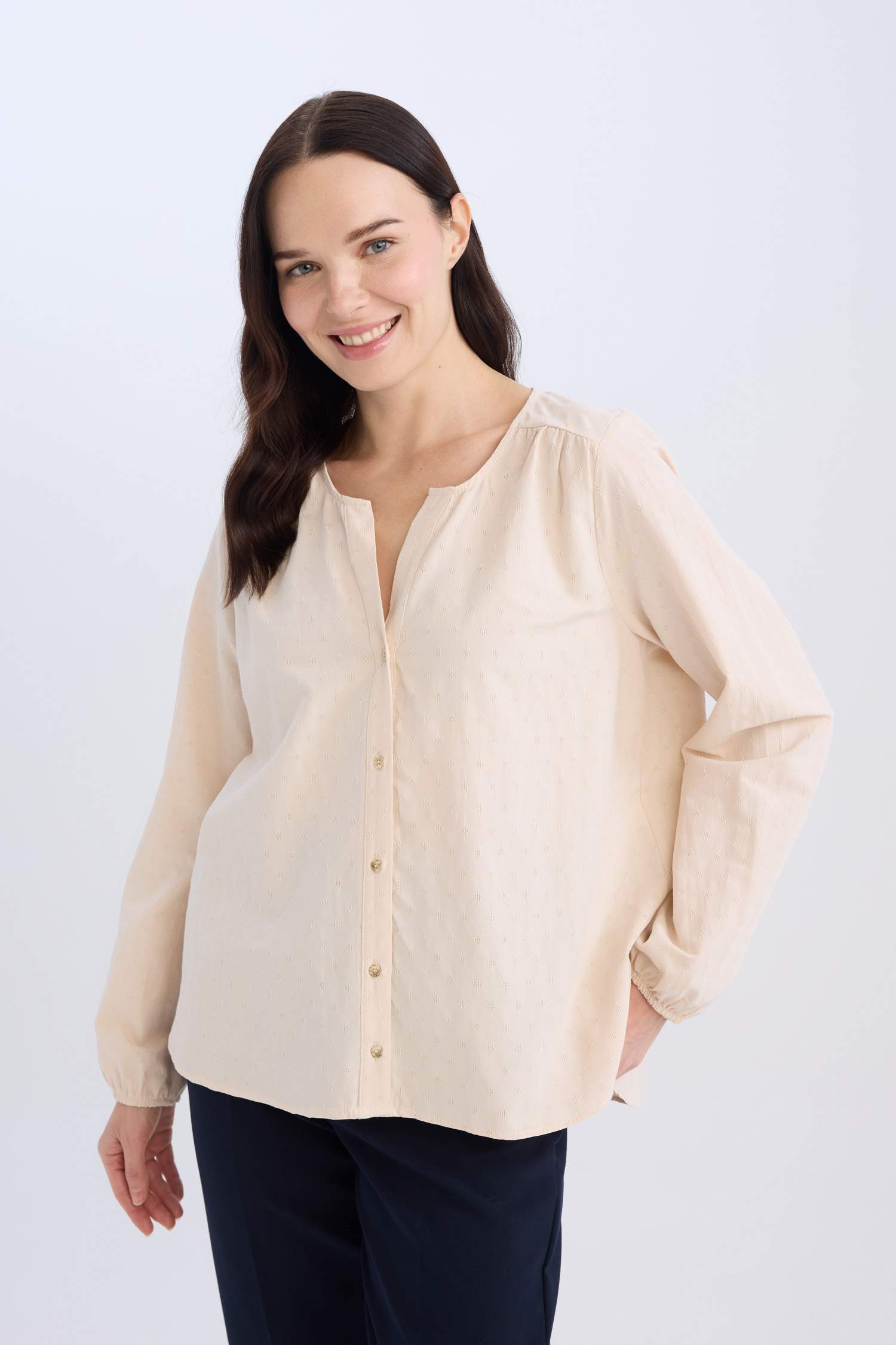 Обычный крой, круглый вырез, рубашка с длинными рукавами