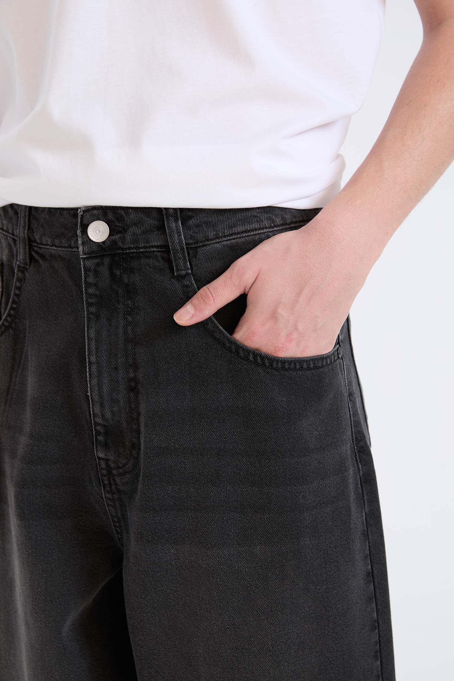 Джинсы с широким прямым покроем